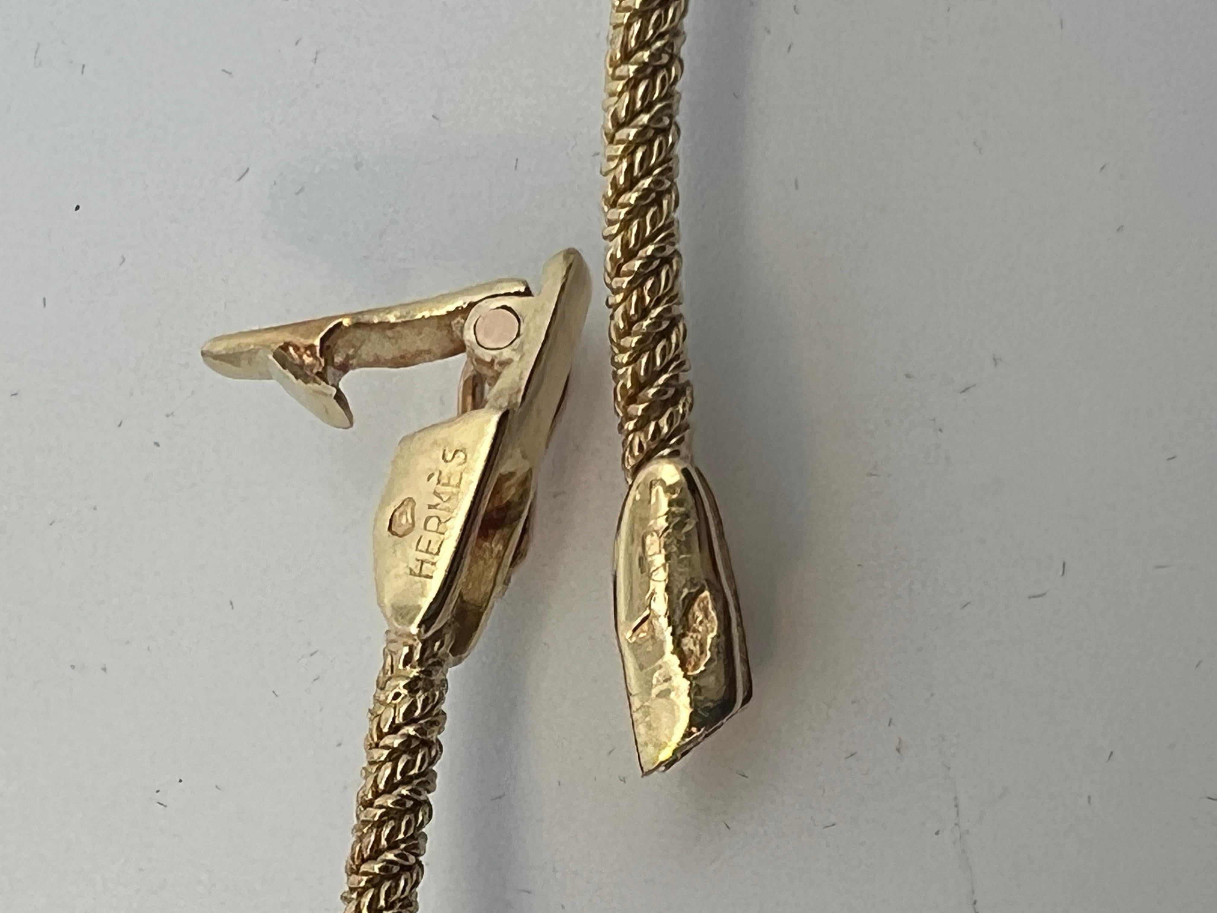 An 18 karat yellow gold necklace by Hermès. 9