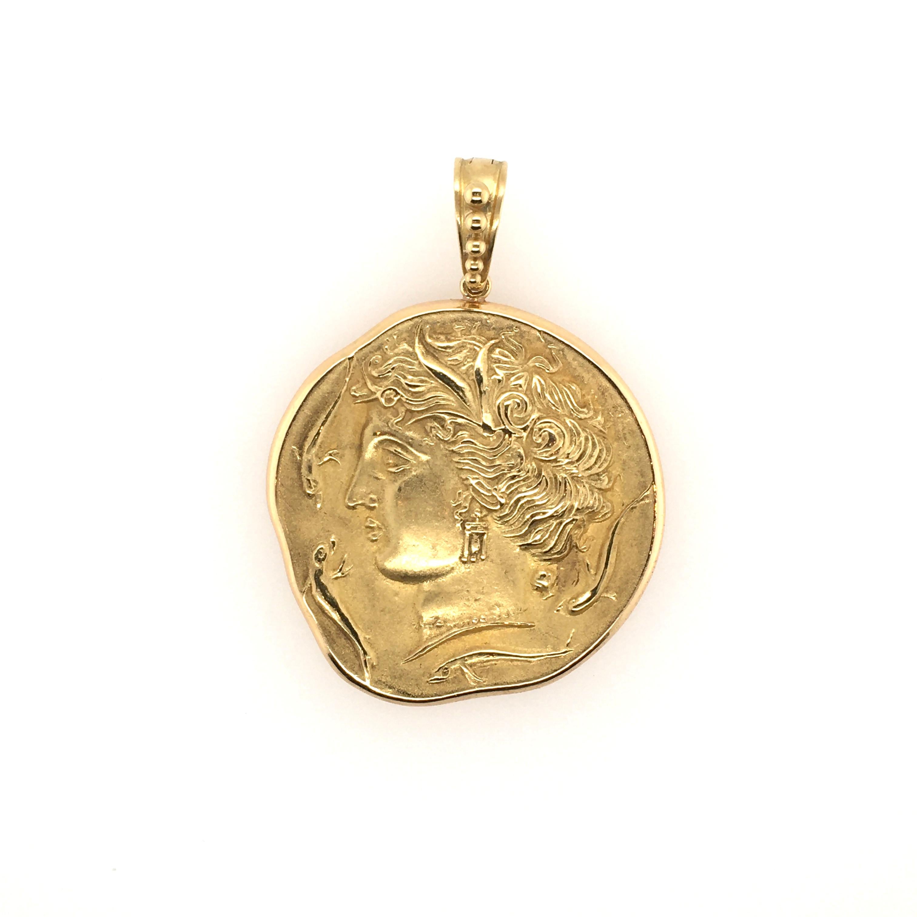 18 Karat Yellow Gold Pendant In Excellent Condition In New York, NY