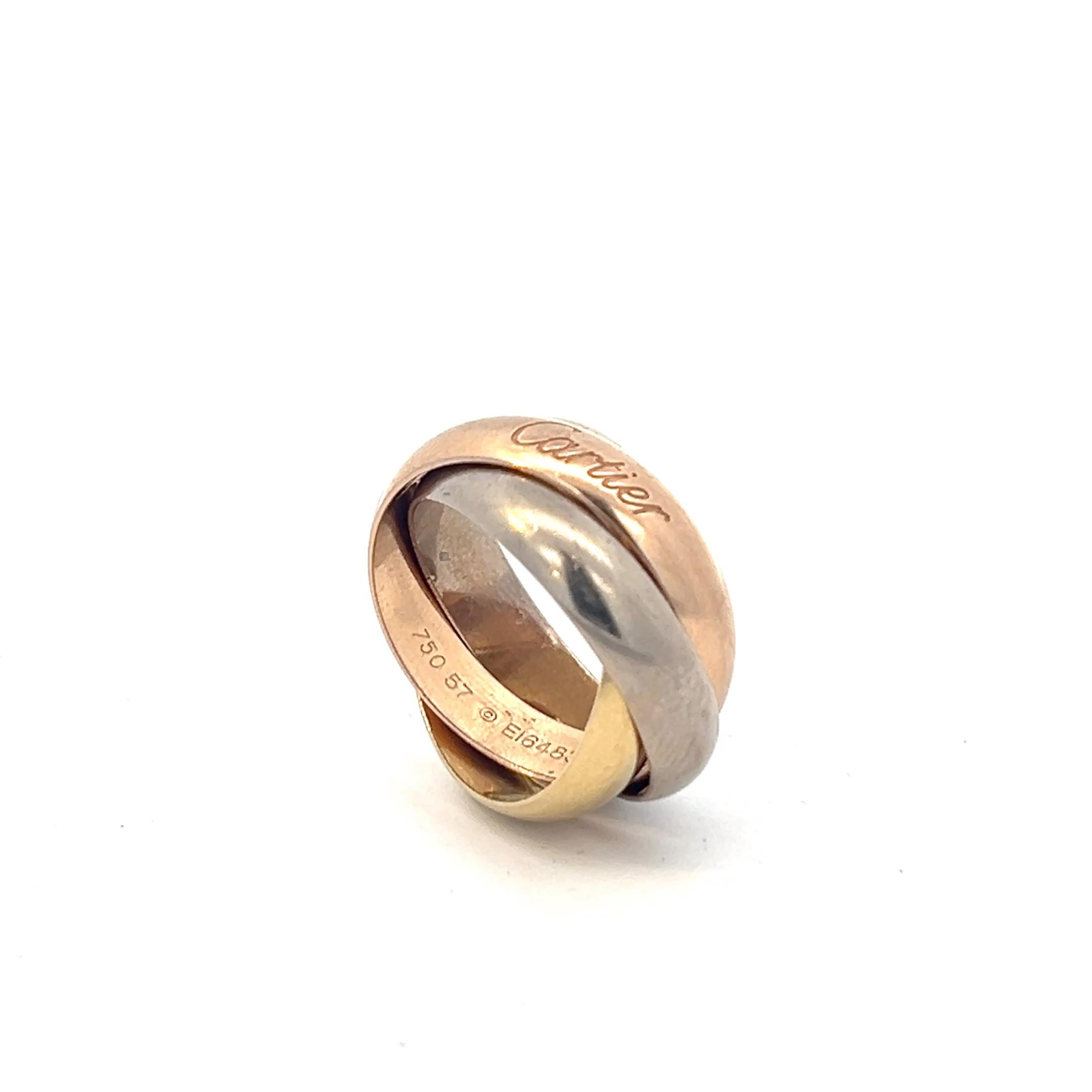 Ein Dreifaltigkeitsring aus 18 Karat Gelb-, Weiß- und Rotgold von Cartier. Dies ist  beim großen Modell misst jedes Band 6 mm. Dieser Ring wird mit den Originalpapieren/Zertifikat von Cartier geliefert.

Alter: Ursprünglich 1999 bei Cartier