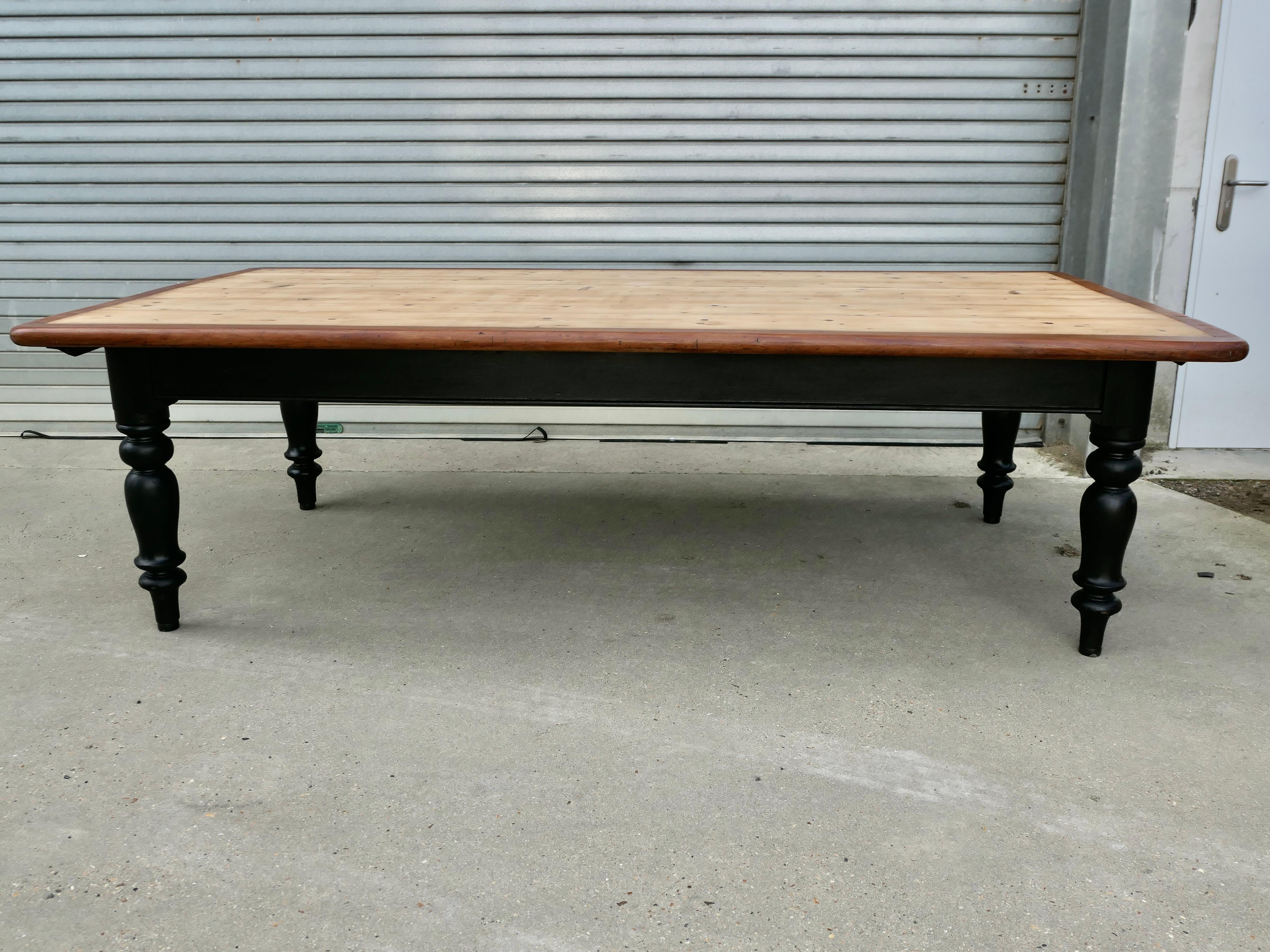 Table de cuisine victorienne en pin à 18 places Bon état - En vente à Godshill, Isle of Wight