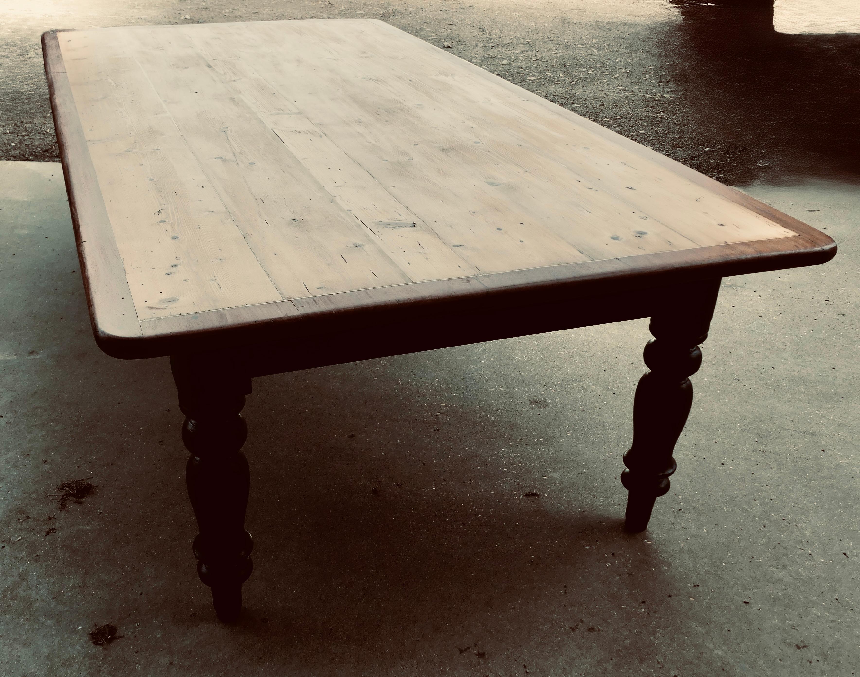 Fin du XIXe siècle Table de cuisine victorienne en pin à 18 places en vente