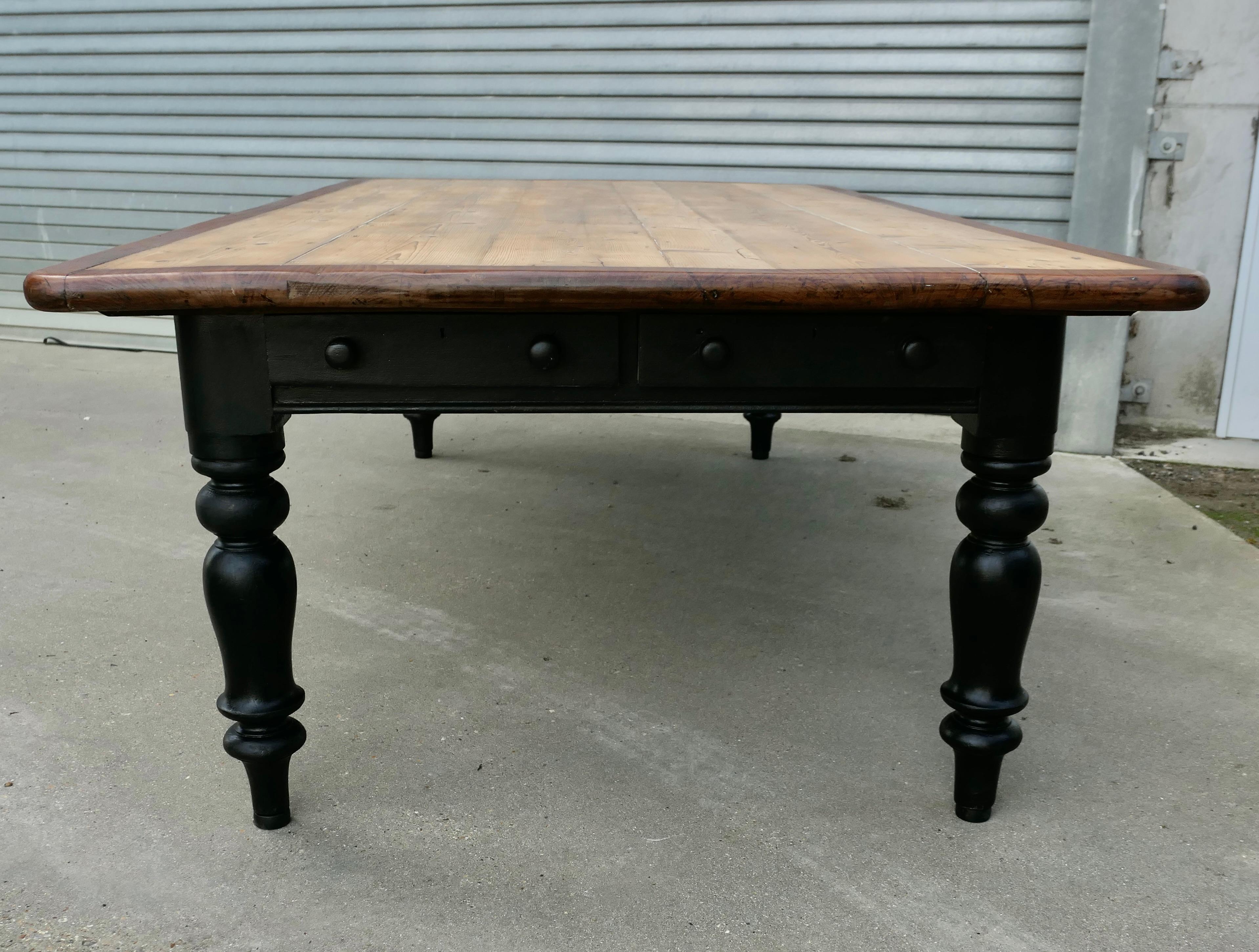 Pin Table de cuisine victorienne en pin à 18 places en vente