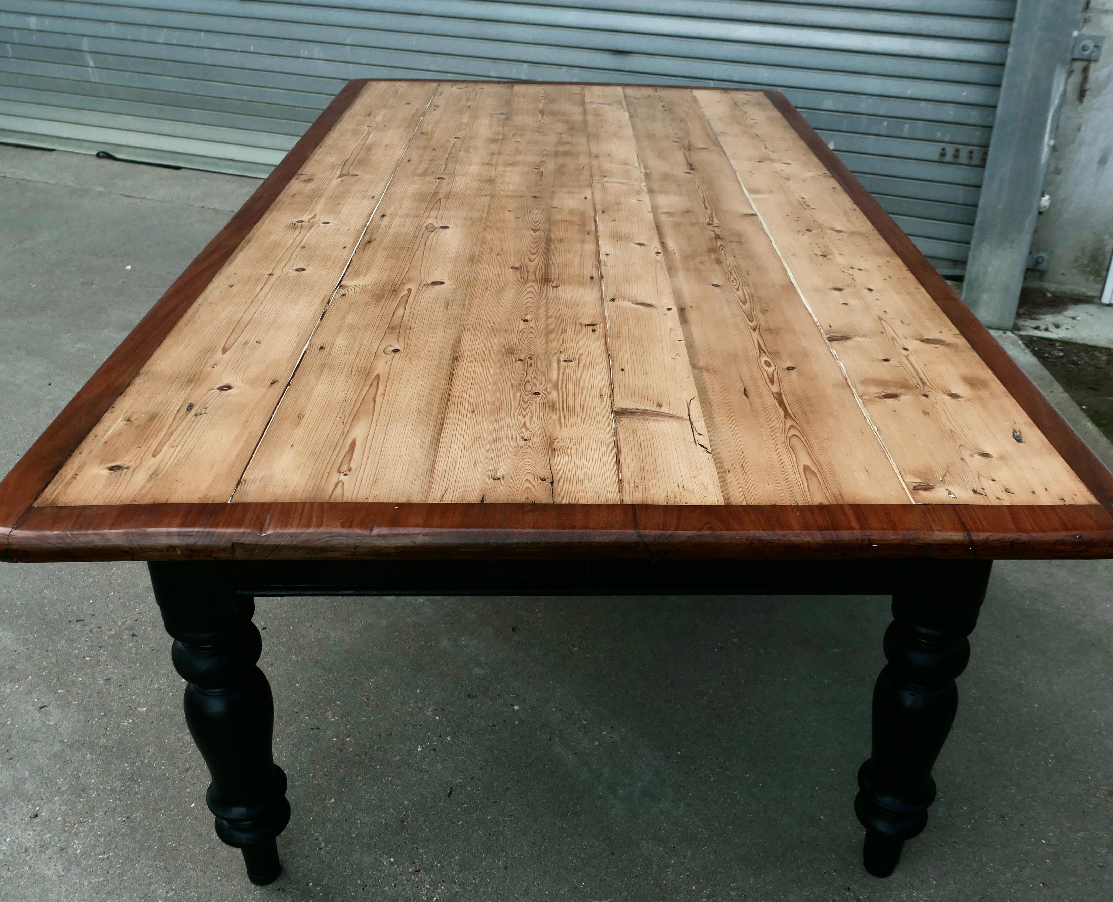 Table de cuisine victorienne en pin à 18 places en vente 1