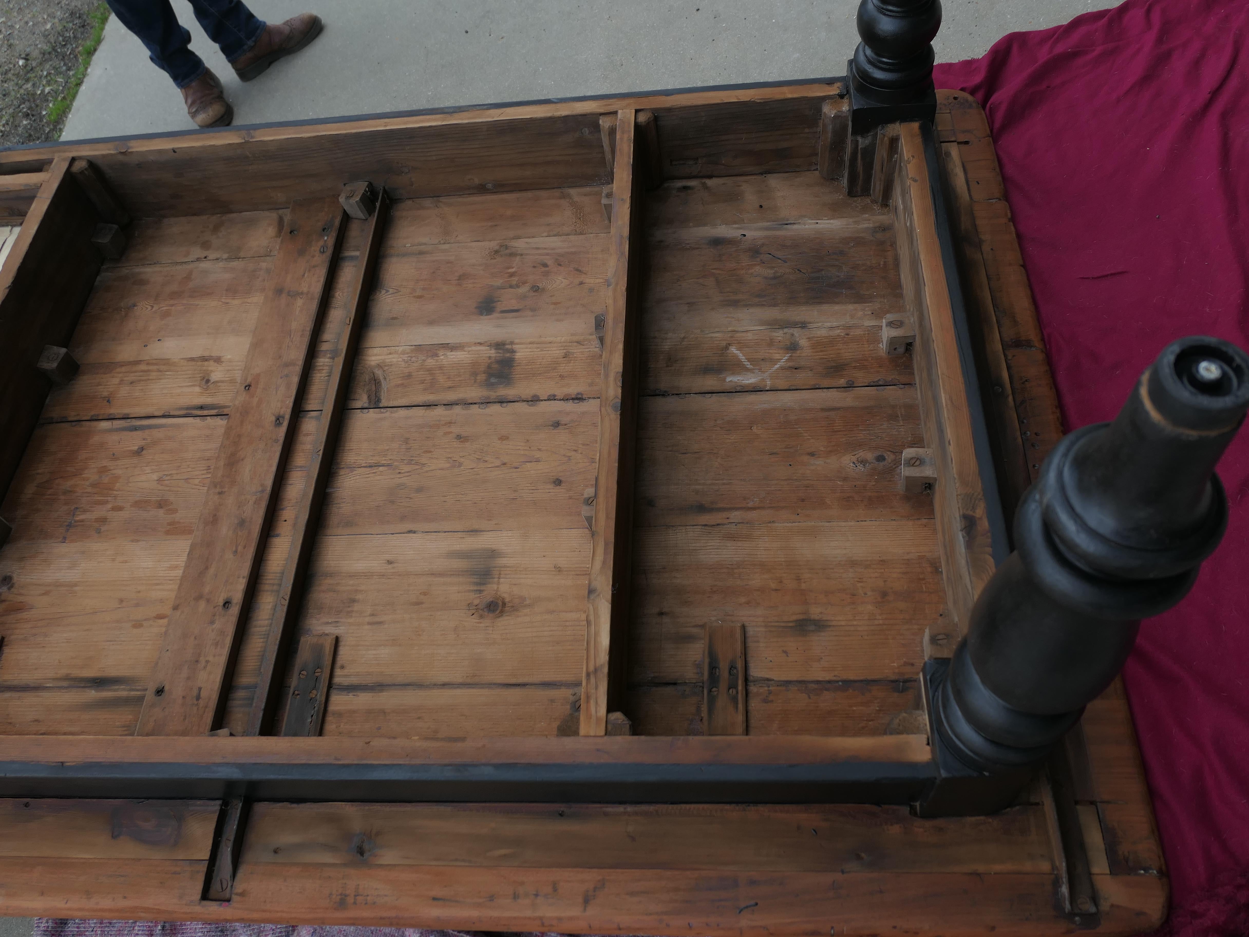 Table de cuisine victorienne en pin à 18 places en vente 2