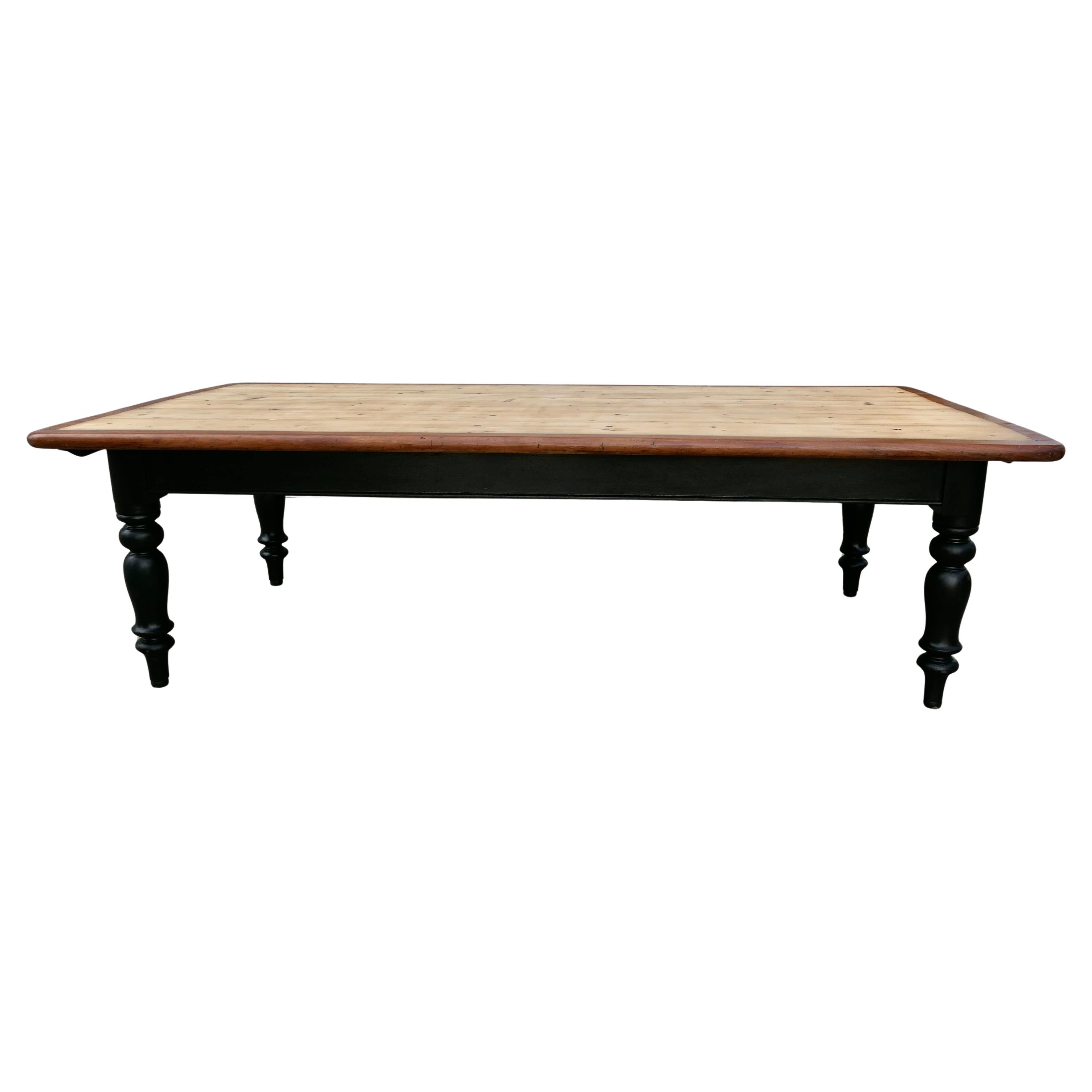 Table de cuisine victorienne en pin à 18 places