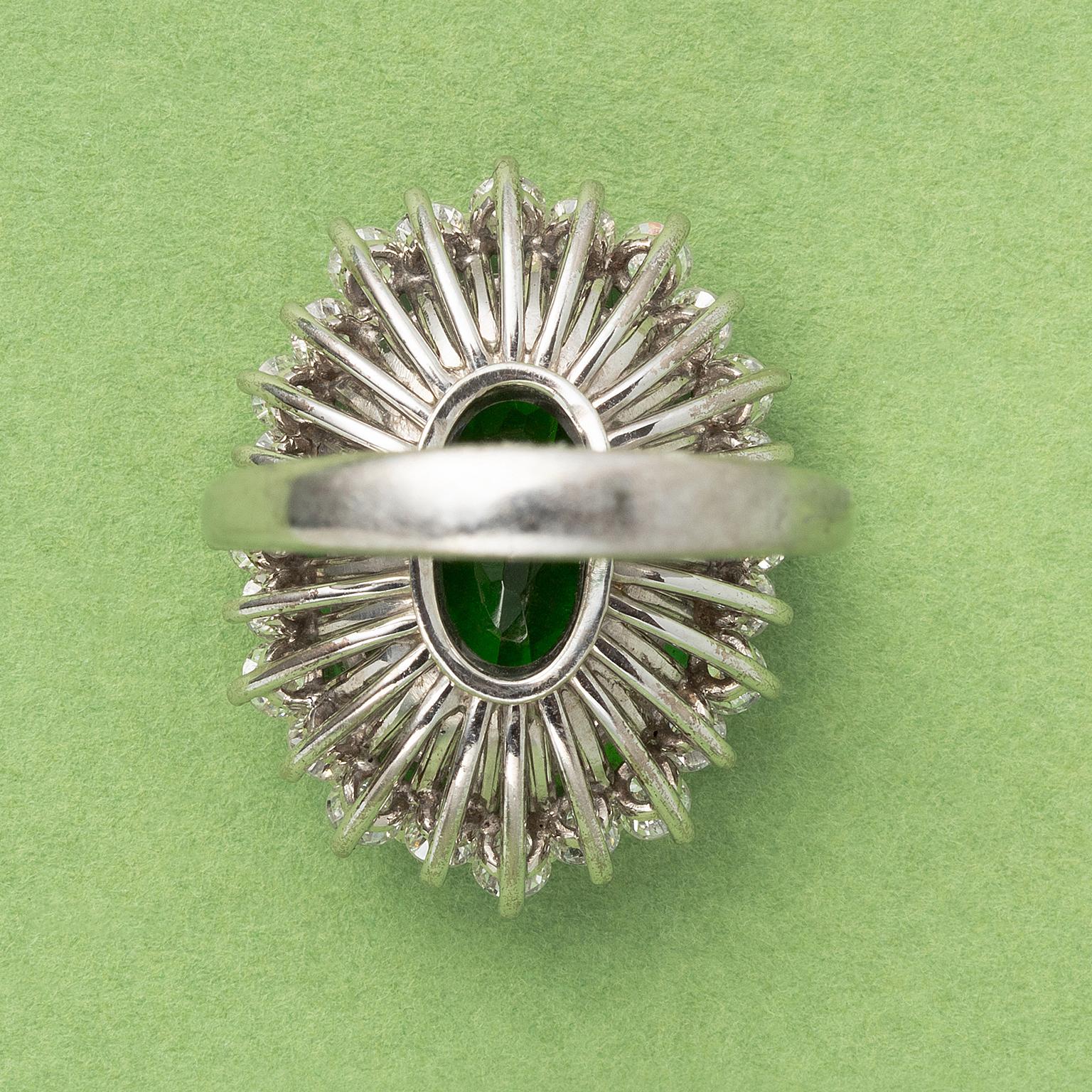Ein Cluster-Ring aus 18 Weißgold mit grünem Turmalin und Diamanten  (Ovalschliff) im Angebot