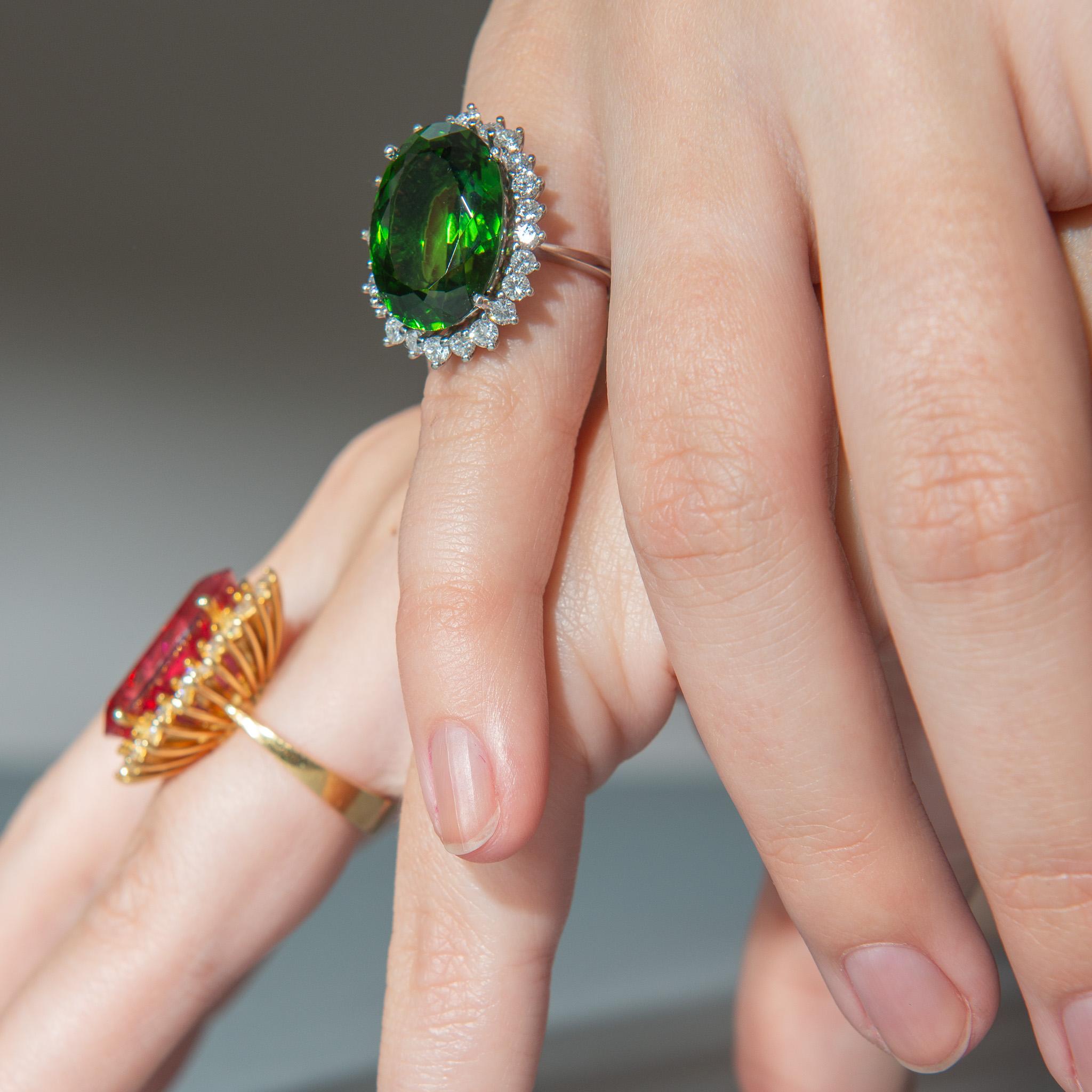 An 18 White Carat Gold Cluster Ring set with a Green Tourmaline and Diamonds  In Excellent Condition For Sale In Amsterdam, NL