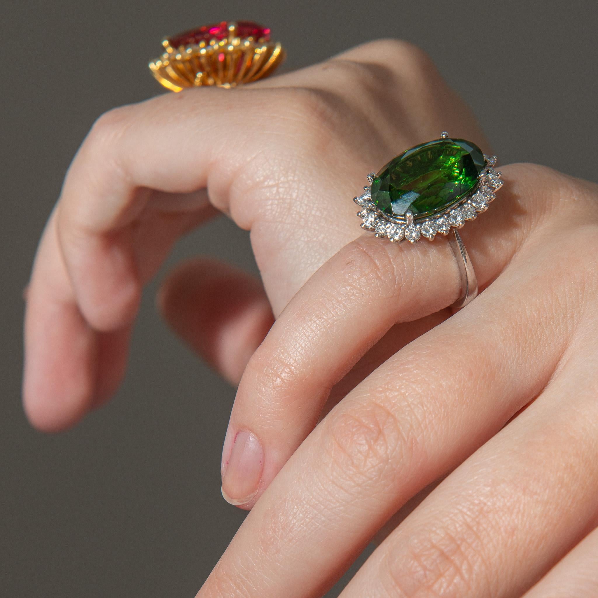 Ein Cluster-Ring aus 18 Weißgold mit grünem Turmalin und Diamanten  für Damen oder Herren im Angebot