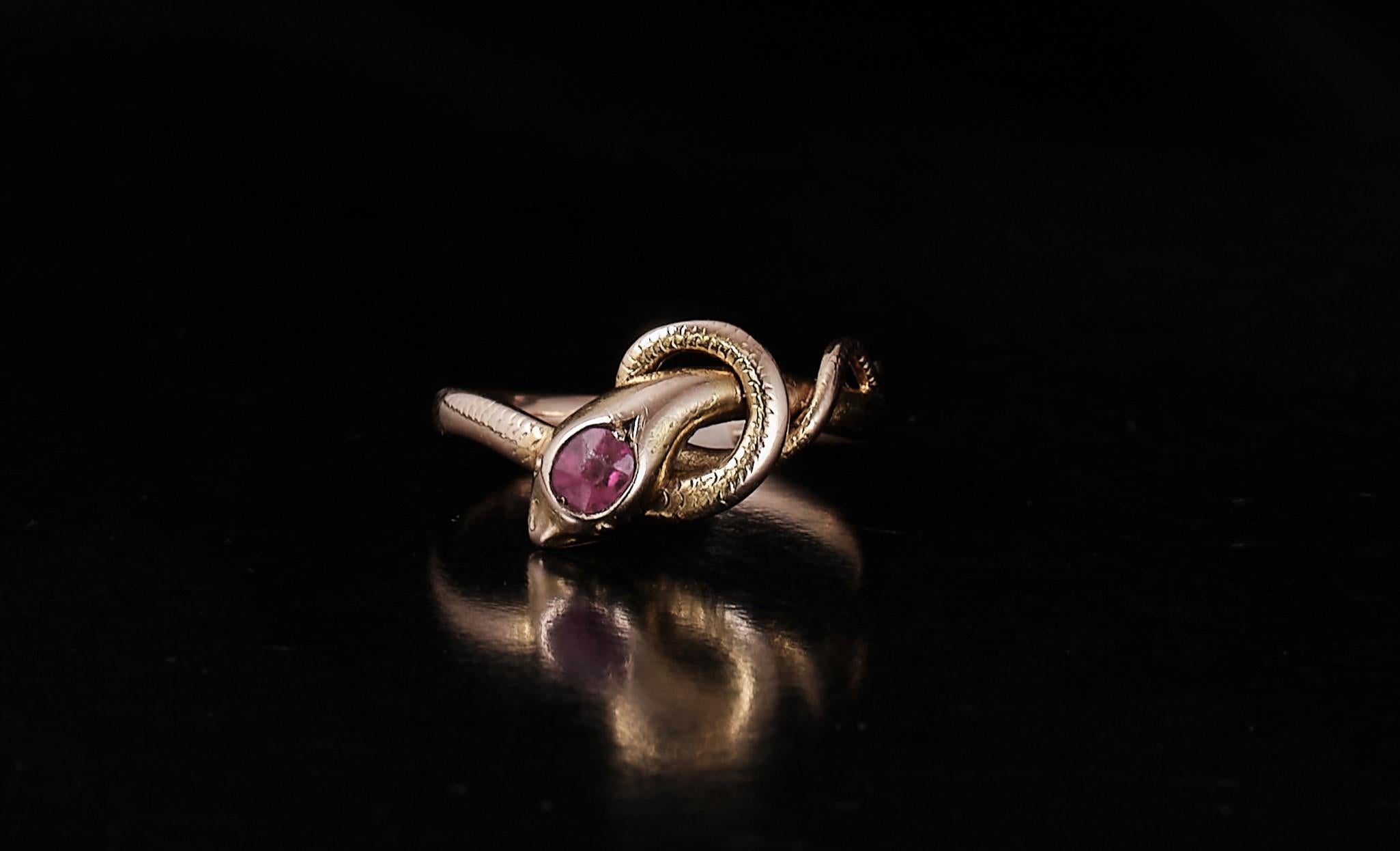 An 1890s 14K gold snake ring adorned with a ruby  In Fair Condition For Sale In Malmö, SE