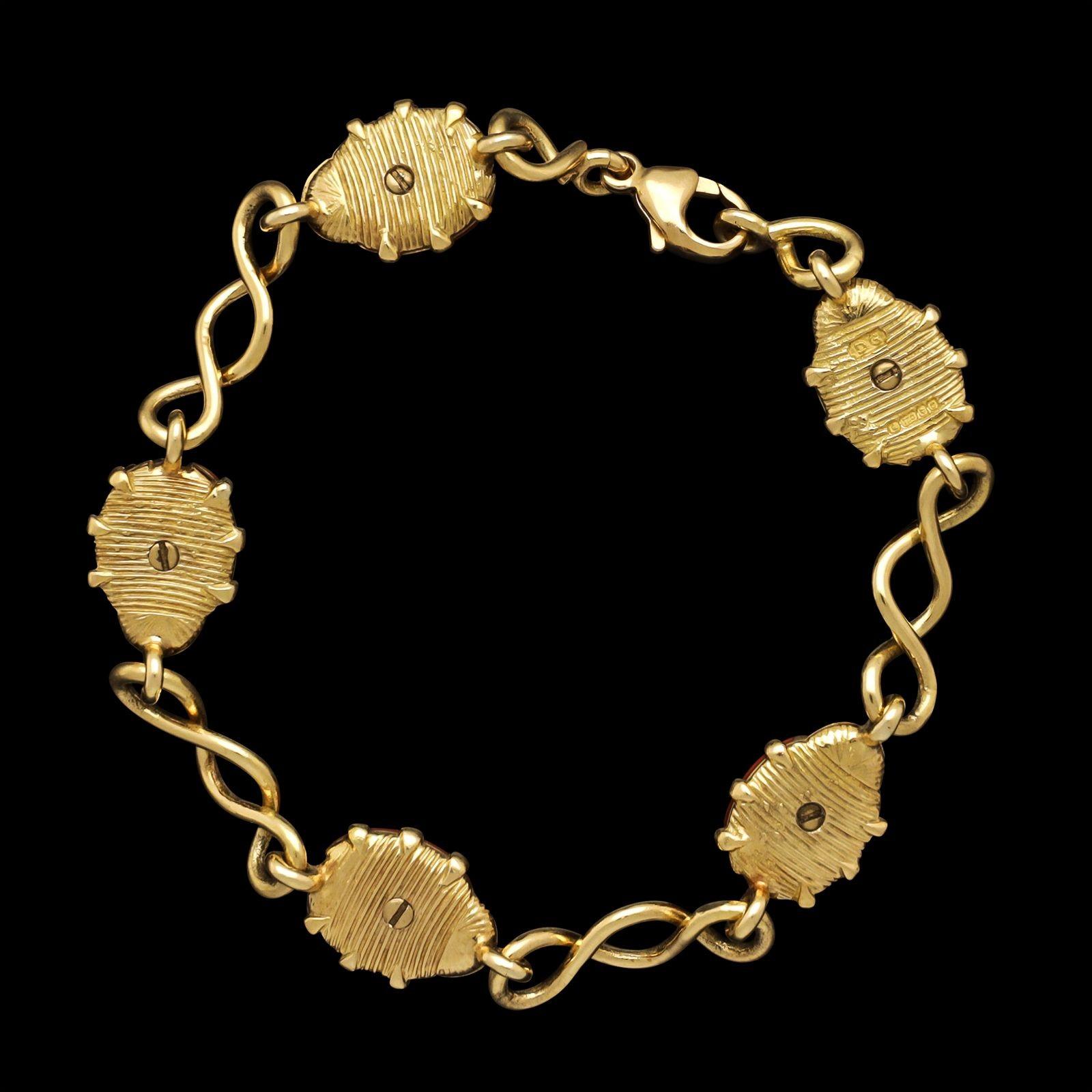 Bracelet coccinelle en or jaune 18ct et émail, 2002, formé de cinq motifs de coccinelle uniformes en or et décorés d'émail rouge et noir, reliés par des maillons en or à triple motif en forme de huit, chacun avec un profil bombé, à un fermoir en