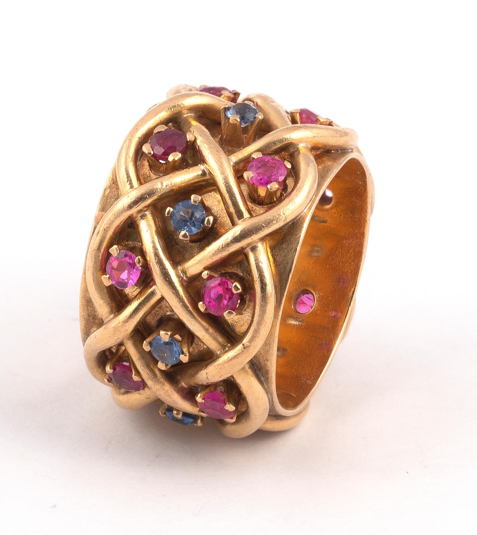 The round sapphire and rubies collet set to the broad band, with ropetwist borders, ring size 6
High : 18mm
Weight: 15,80gr.