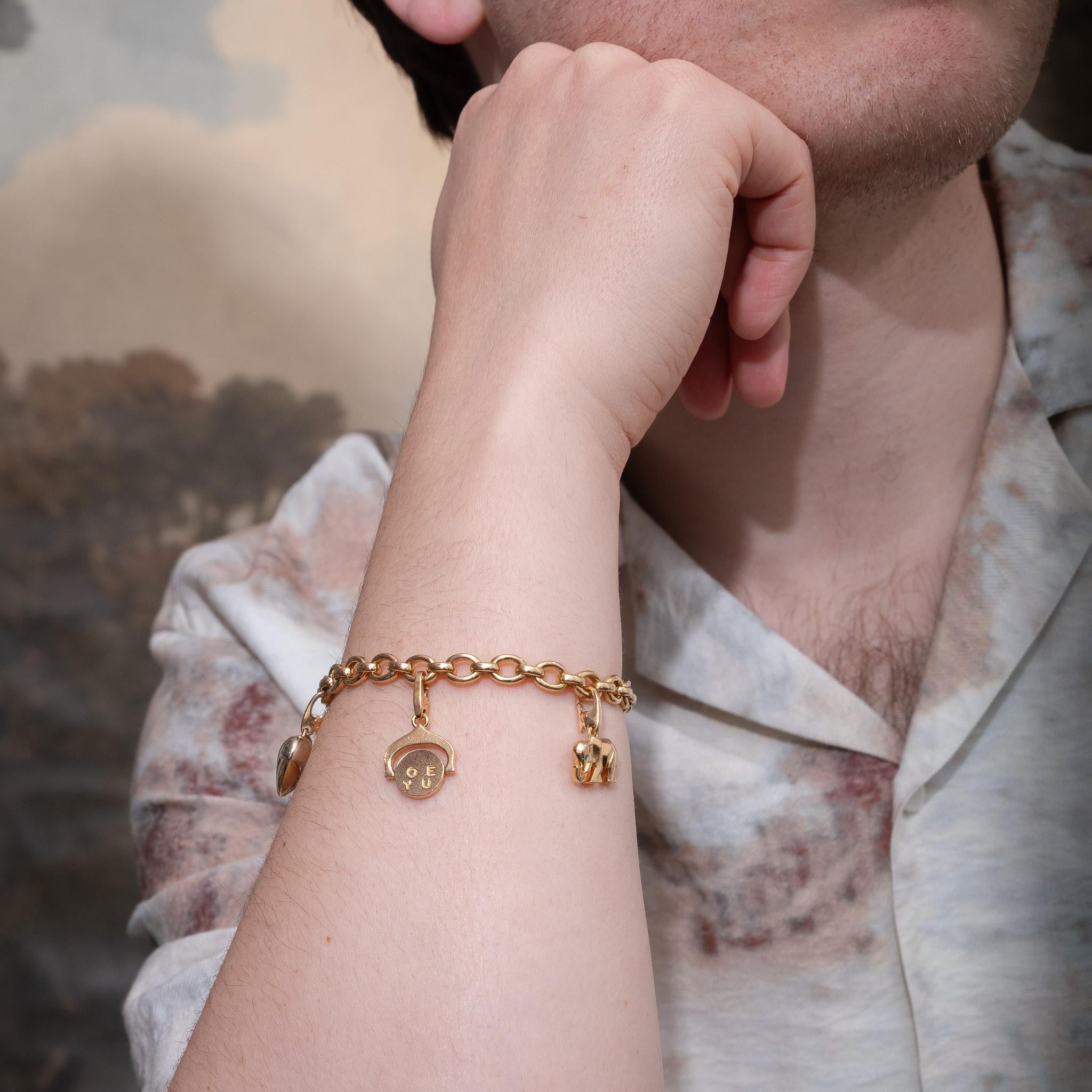 Una pulsera de dijes Cartier de 18 quilates en venta 2