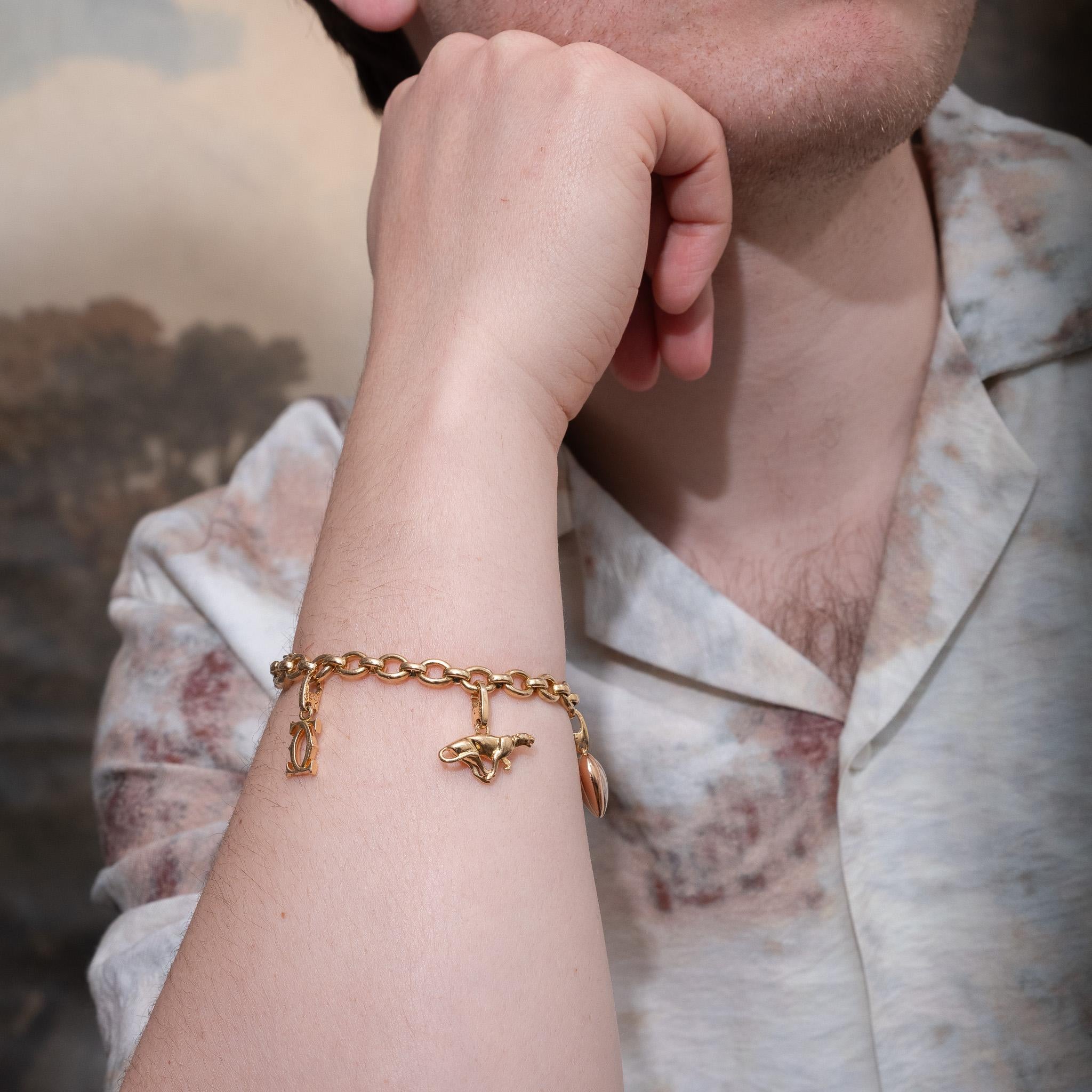 Una pulsera de dijes Cartier de 18 quilates en venta 3