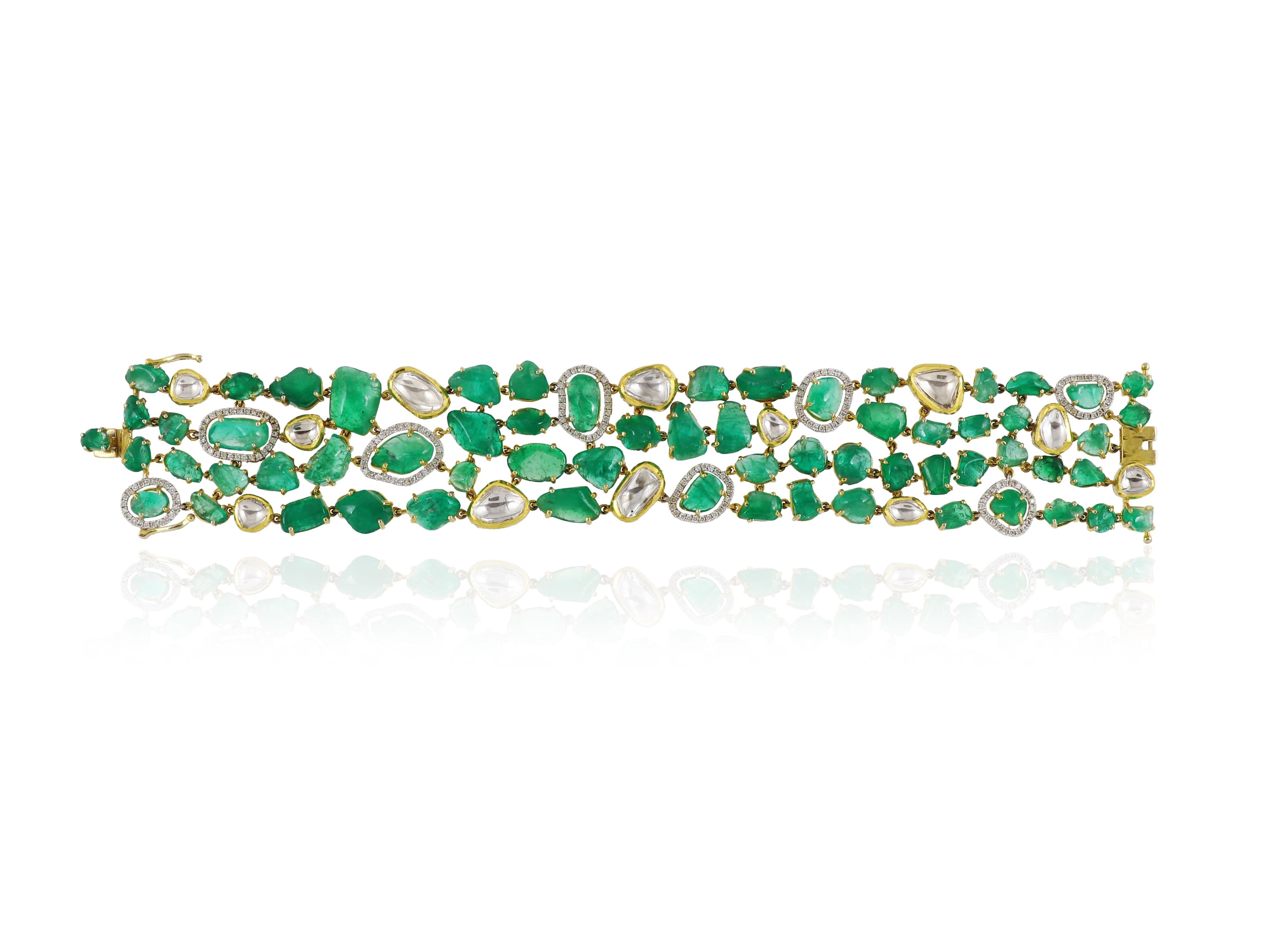 An 18K columbian emerald bracelet set with natural diamonds and polki In New Condition For Sale In Bangkok,, TH