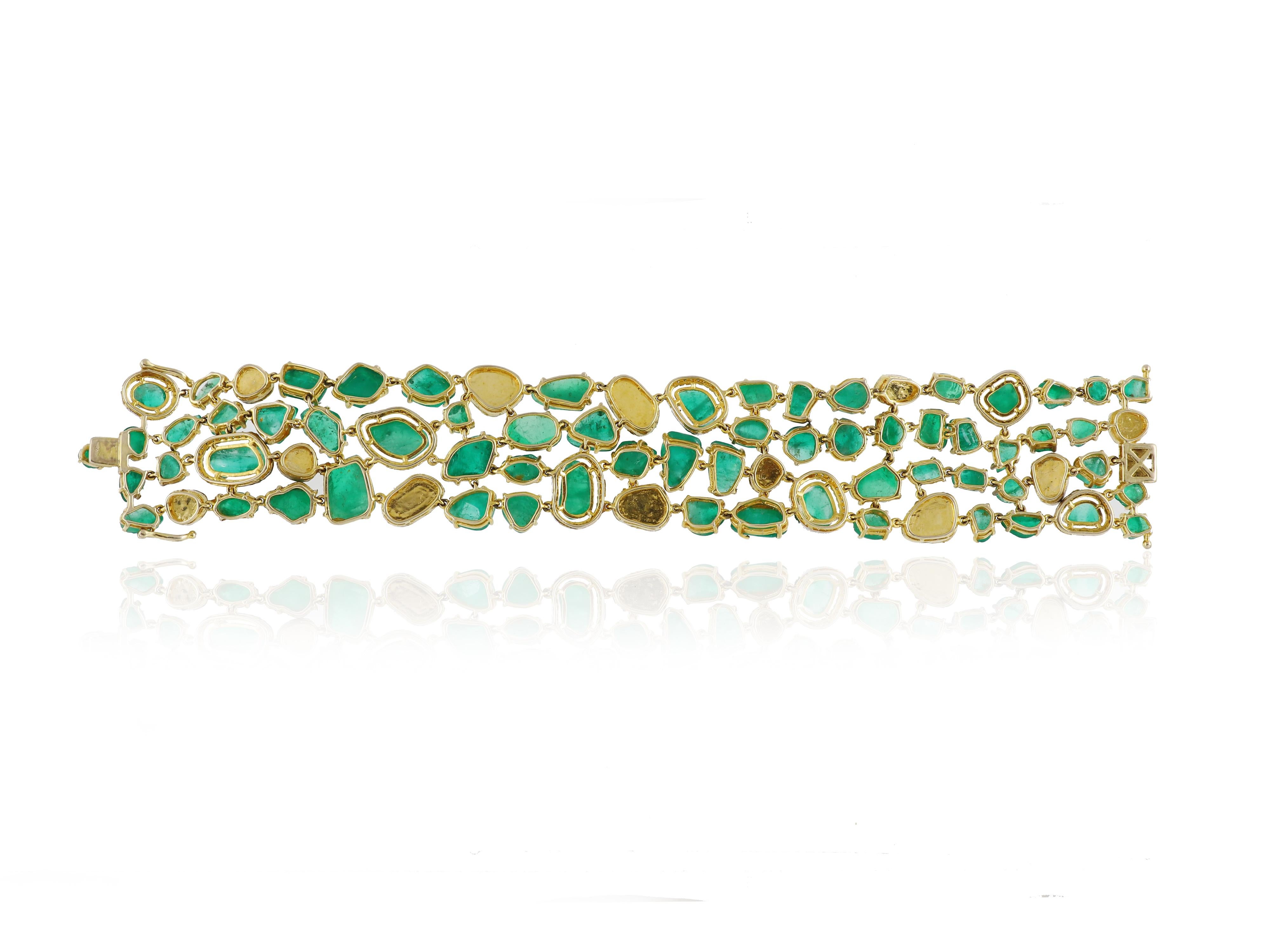 Women's An 18K columbian emerald bracelet set with natural diamonds and polki For Sale