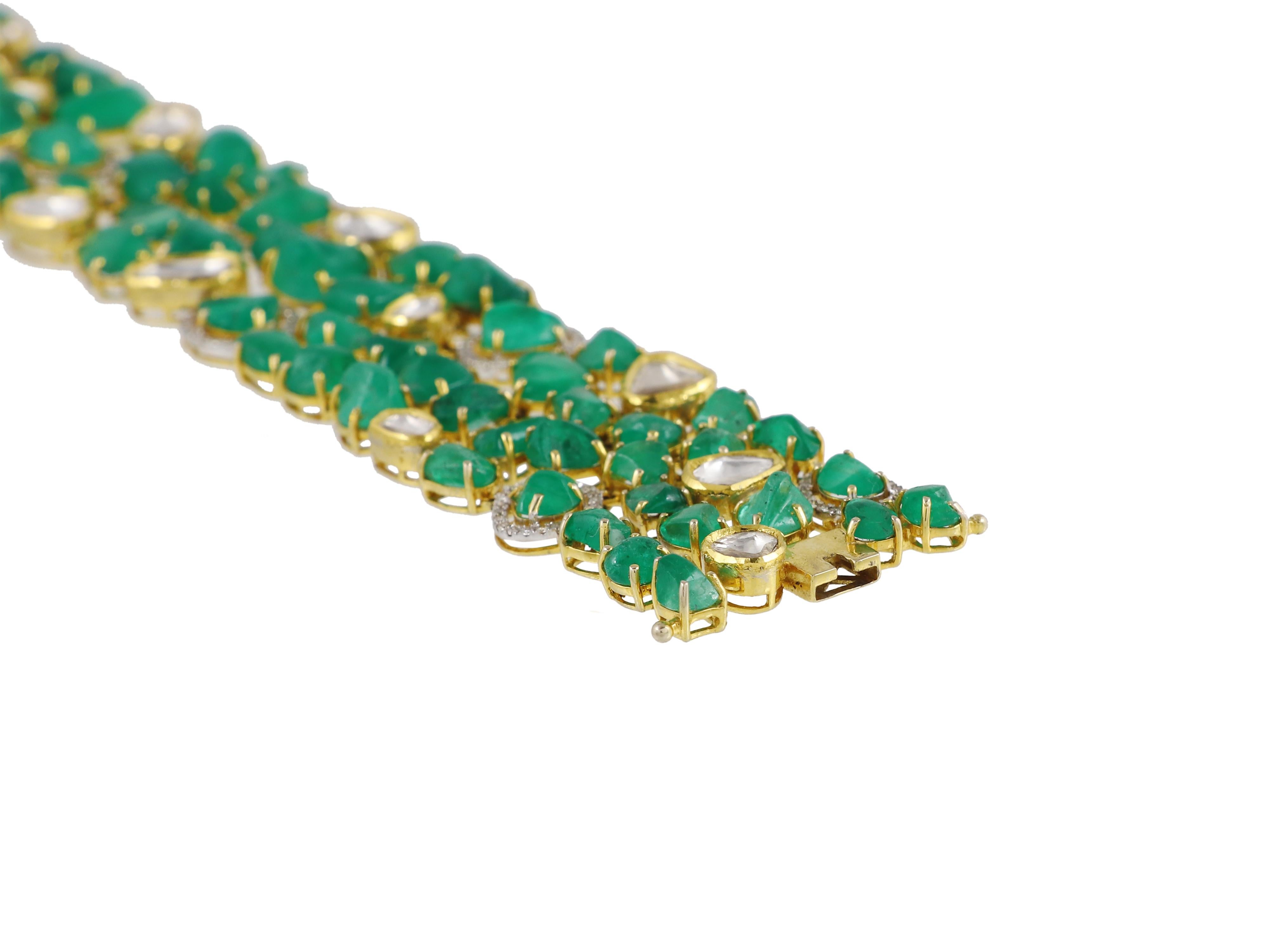 An 18K columbian emerald bracelet set with natural diamonds and polki For Sale 2