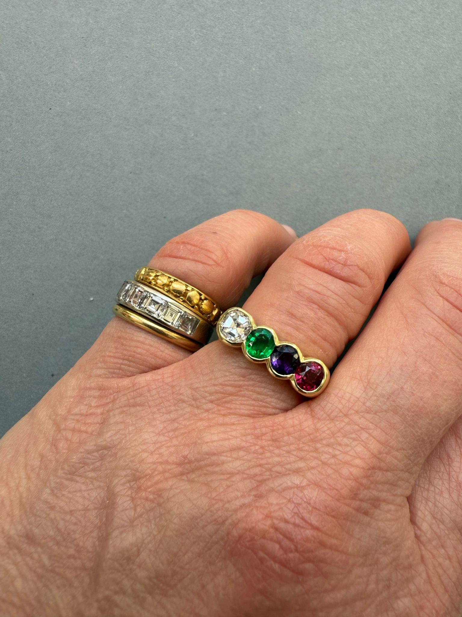 Anello Acrostico in oro 18k con diamante, smeraldo, ametista e rubino in vendita 1