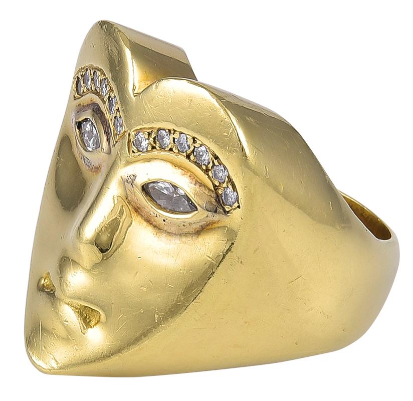 18 Karat Gold and Diamond Heart Shaped Face Ring by David Stern In Good Condition For Sale In London, GB