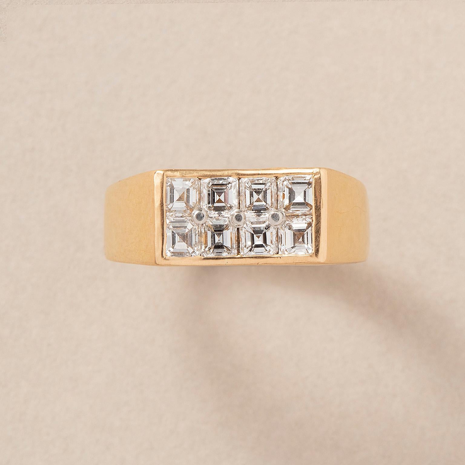 Bague en or 18 carats, à dessus concave, sertie de 8 diamants de taille carrée en platine, signée et numérotée : Oscar Heyman, 22385, Américain.

poids : 7,66 g
taille de l'anneau : 17,5 mm / 7 US