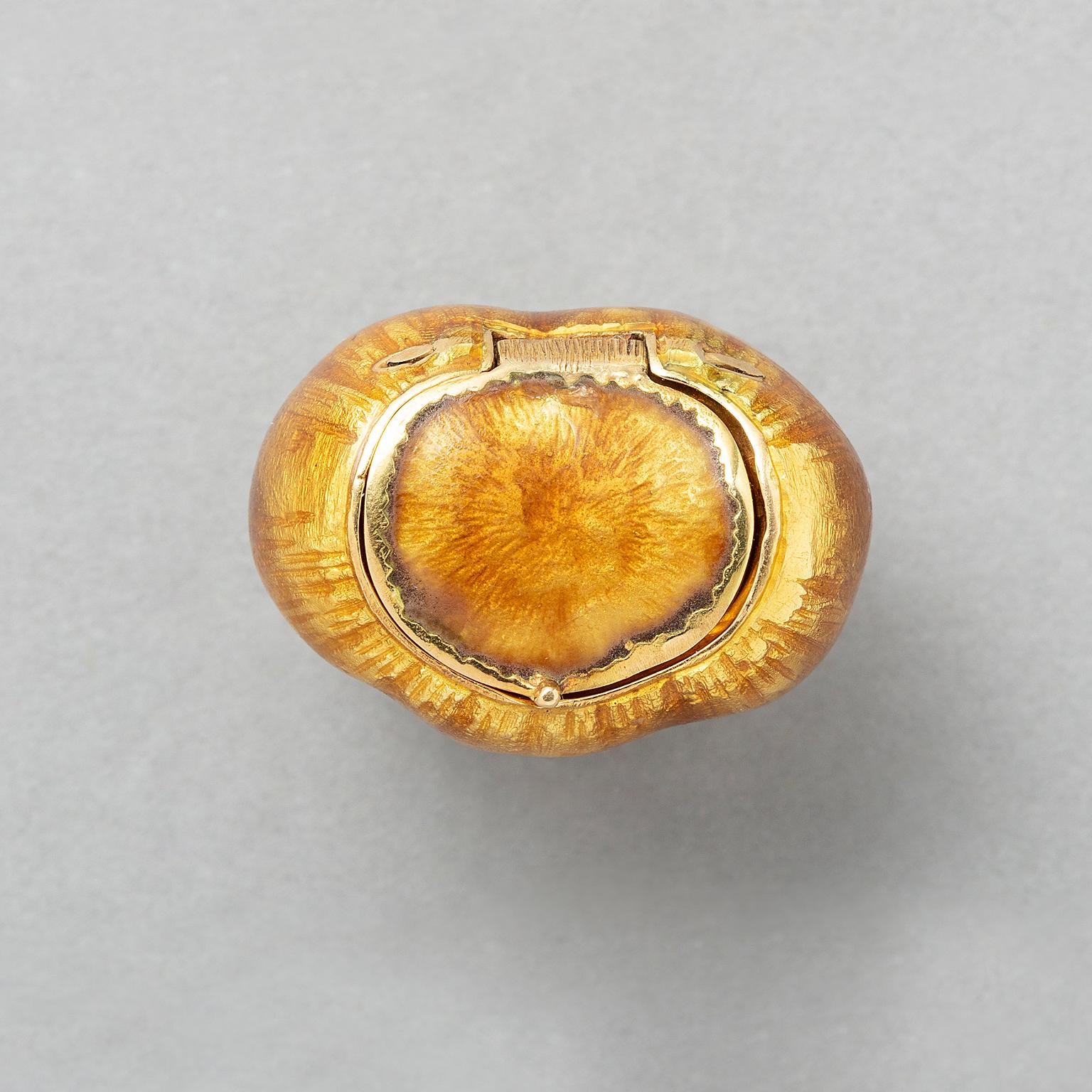 An 18k Gold and Enamel Gucci Hazelnut Pill Box In Good Condition For Sale In Amsterdam, NL