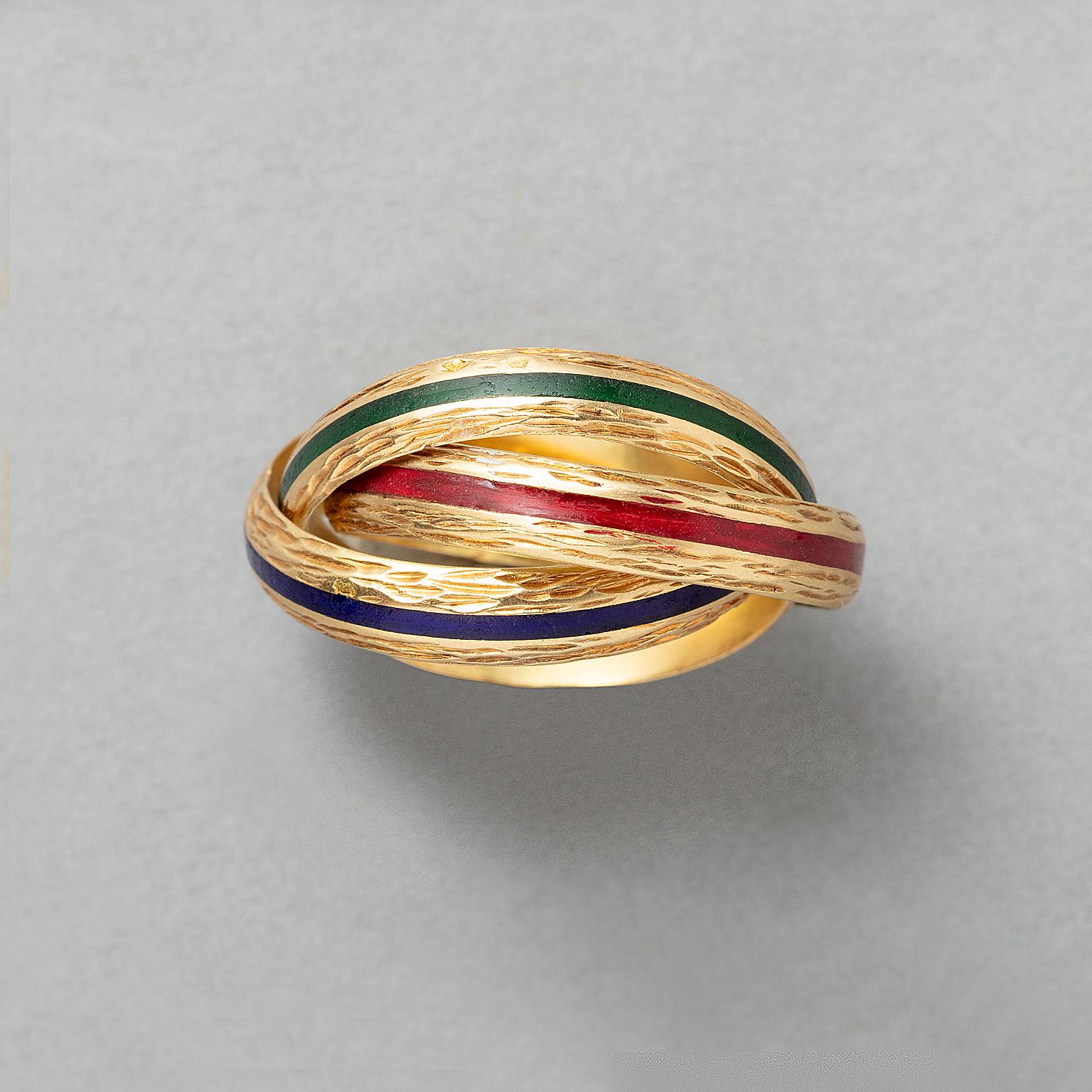 Drei ineinandergreifende Ringe aus strukturiertem 18-karätigem Gold mit je einer Emaille-Linie in Rot, Blau und Grün, signiert Hermès, Paris.

Gewicht: 10,91 g
Ringgröße: 18,25 mm / 8 1/4 US
Breite: 4 - 13 mm