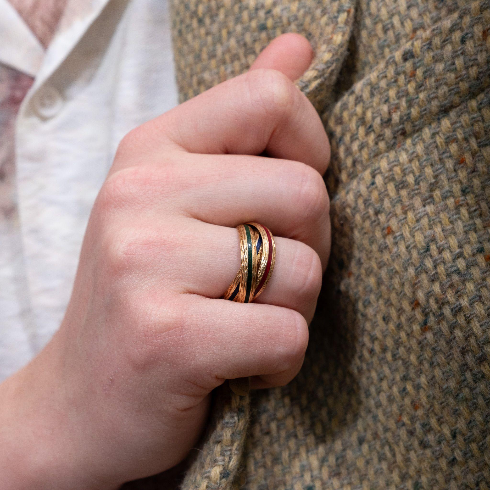Ein Hermes Trinity-Ring aus 18 Karat Gold und Emaille im Angebot 1