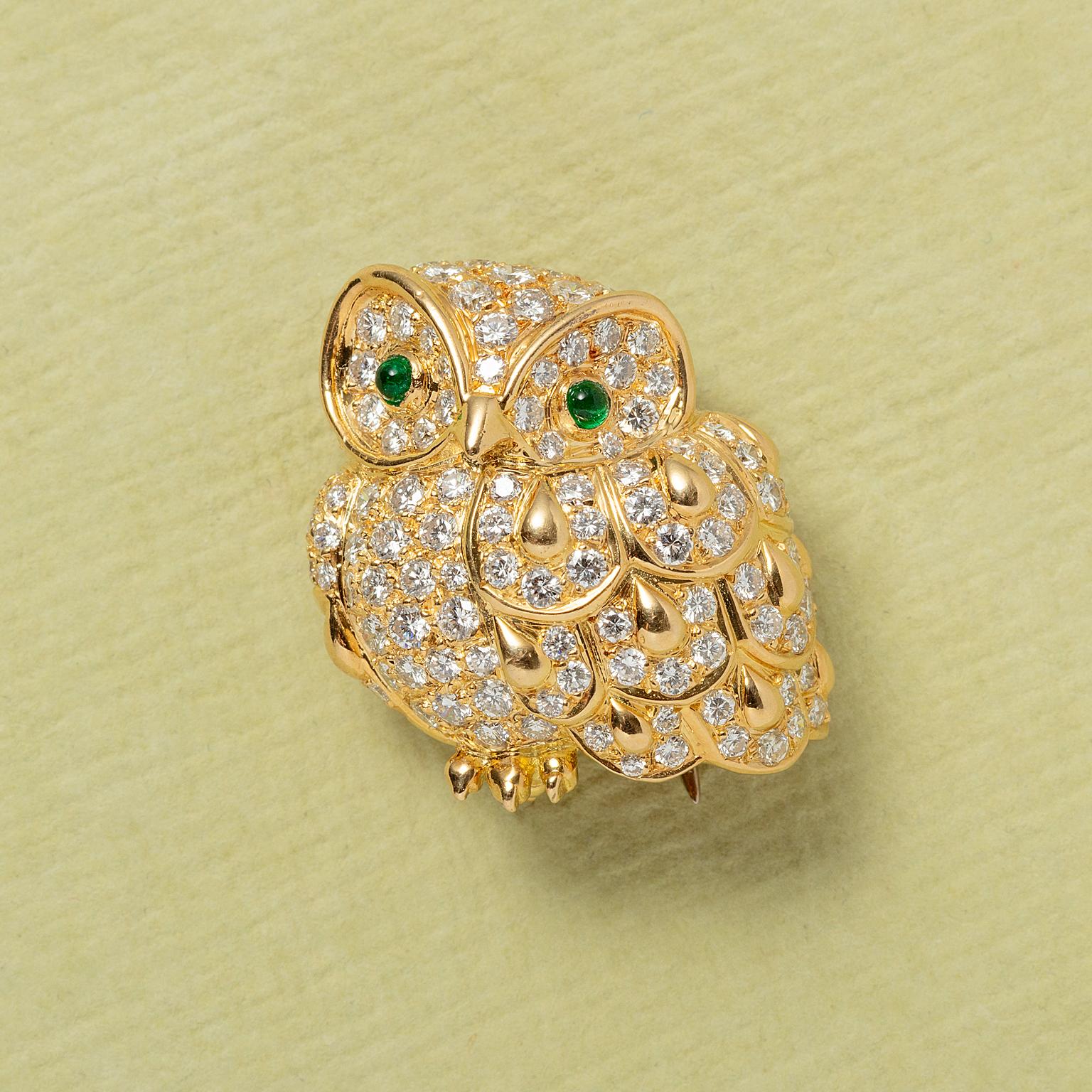 Broche en or 18 carats en forme de hibou sertie de 137 diamants taille brillant pavés (au total env. 4,80 ct EF, Vvs) les diamants varient en taille entre 1,4 mm et 2,3 mm et ses yeux sont sertis de 2 émeraudes taille cabochon de 2 mm chacune,