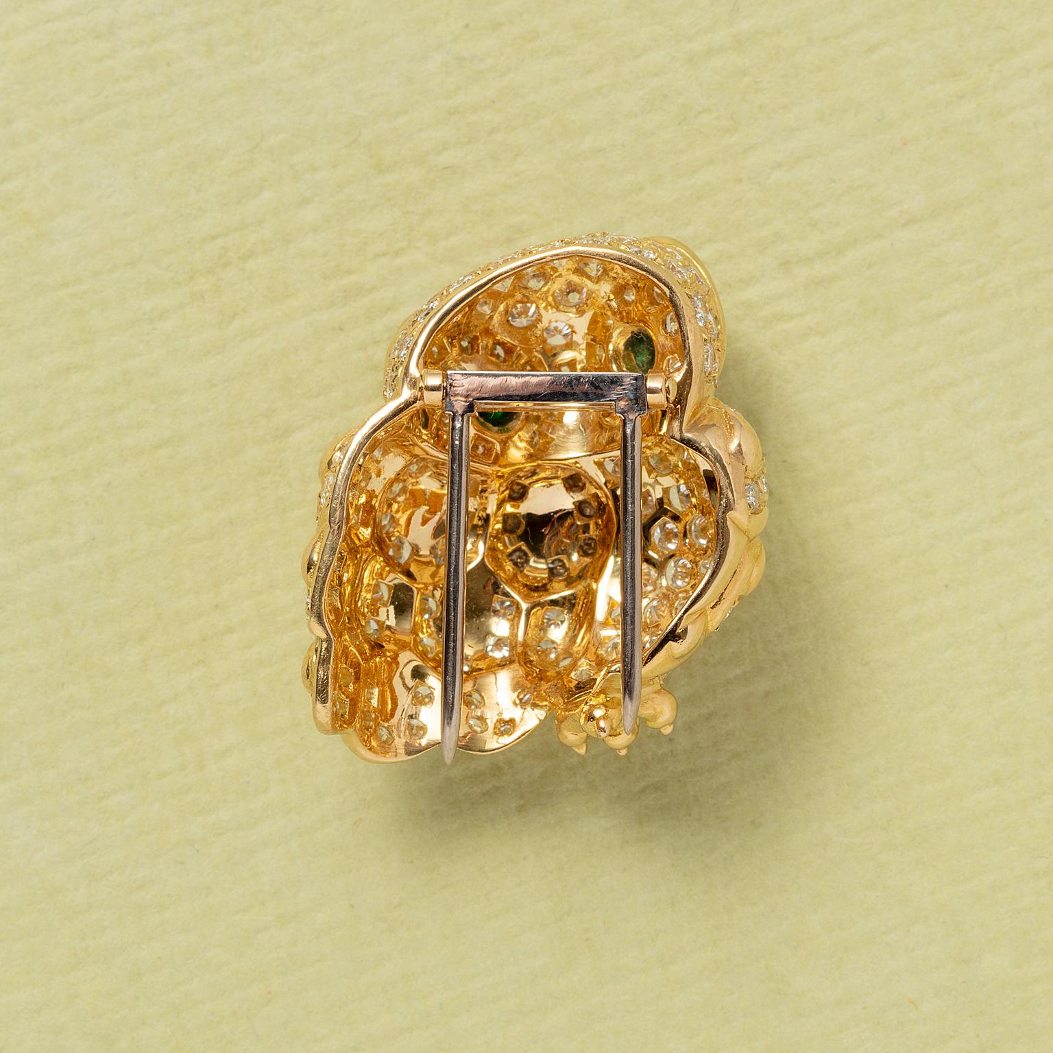 Taille brillant Broche en or 18k en forme de bébé hibou, sertie de diamants et d'émeraudes en vente