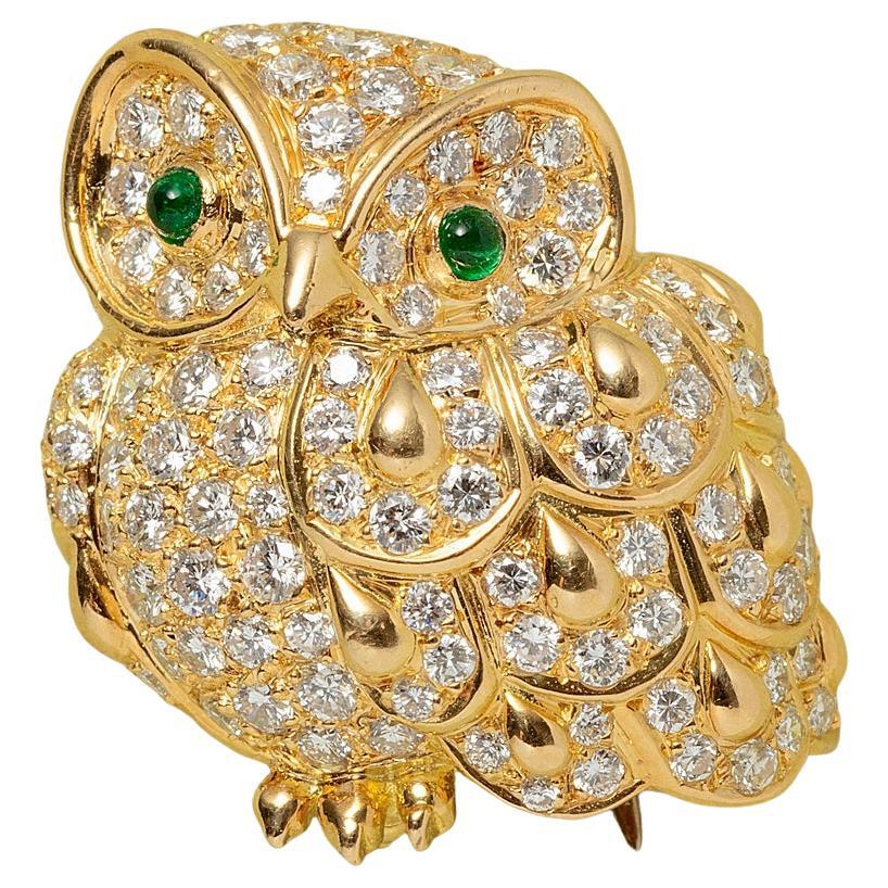 Broche en or 18k en forme de bébé hibou, sertie de diamants et d'émeraudes en vente