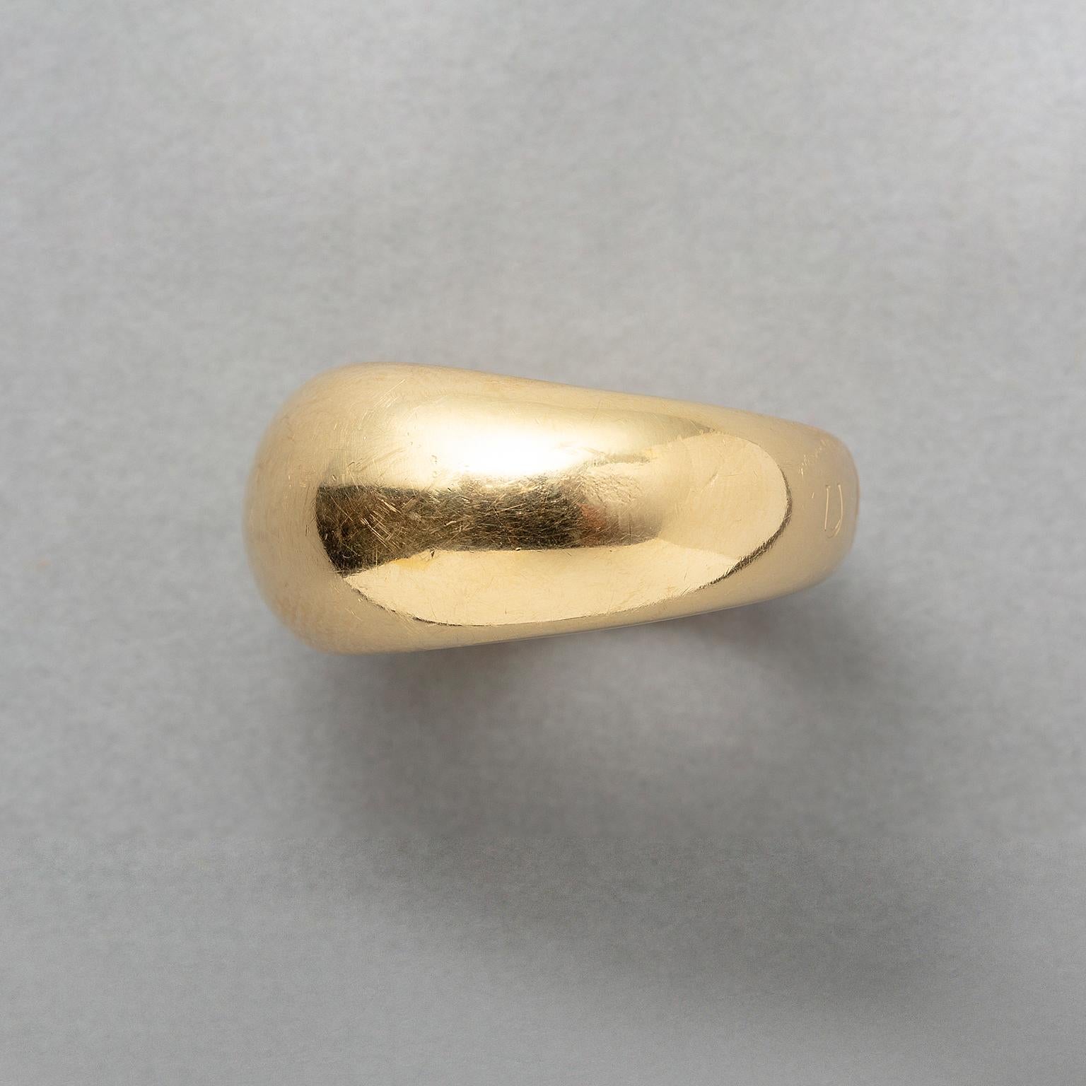 An 18k Gold Bombé Chaumet Ring In Good Condition For Sale In Amsterdam, NL