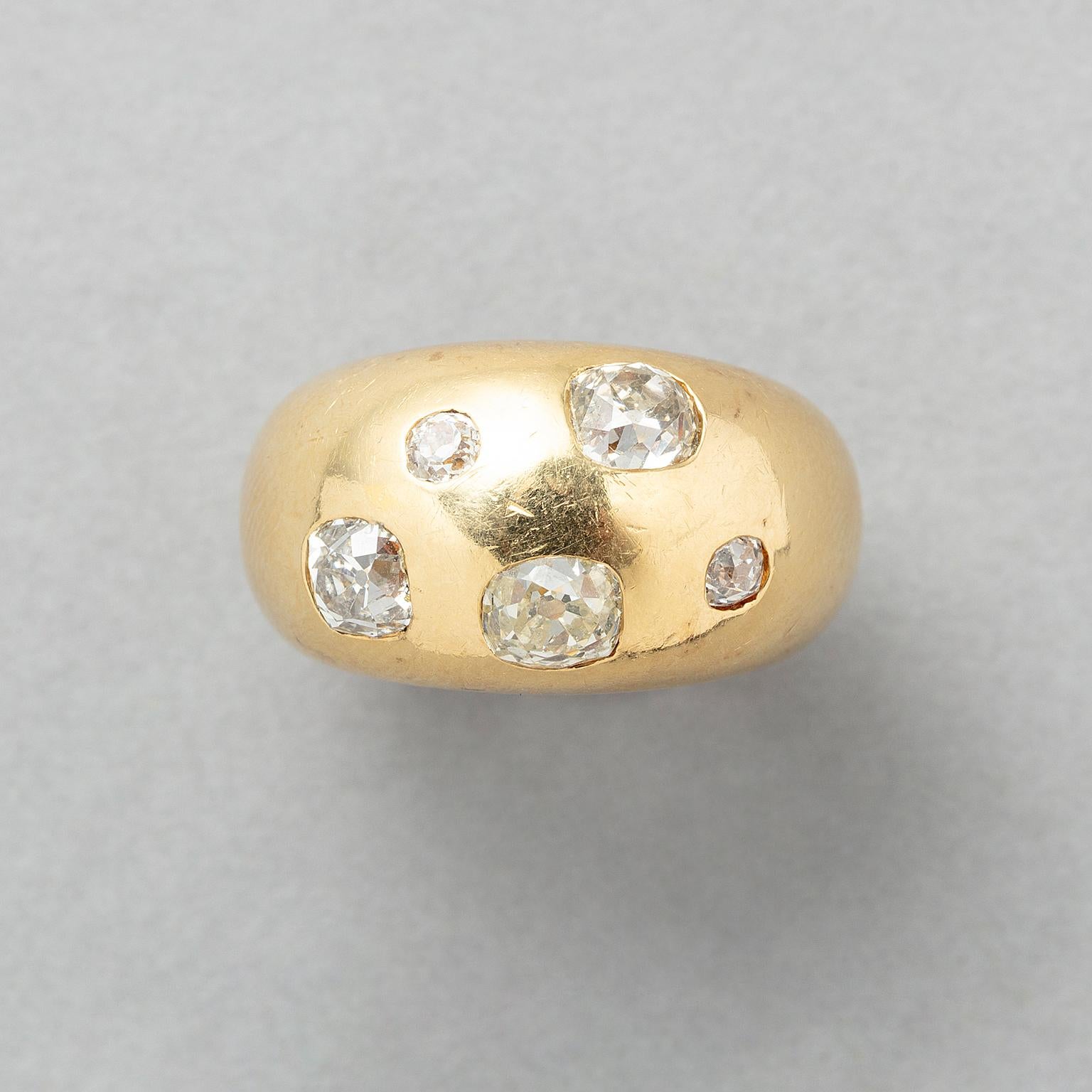 Anello bombé in oro giallo 18 carati con 5 diamanti antichi taglio cuscino di varie dimensioni, tre un po' più grandi e due un po' più piccoli e rotondi (circa 1,25 carati).

peso: 19,56 g
dimensioni: 16,5 mm / 6 US
larghezza: 6 - 12,5 mm