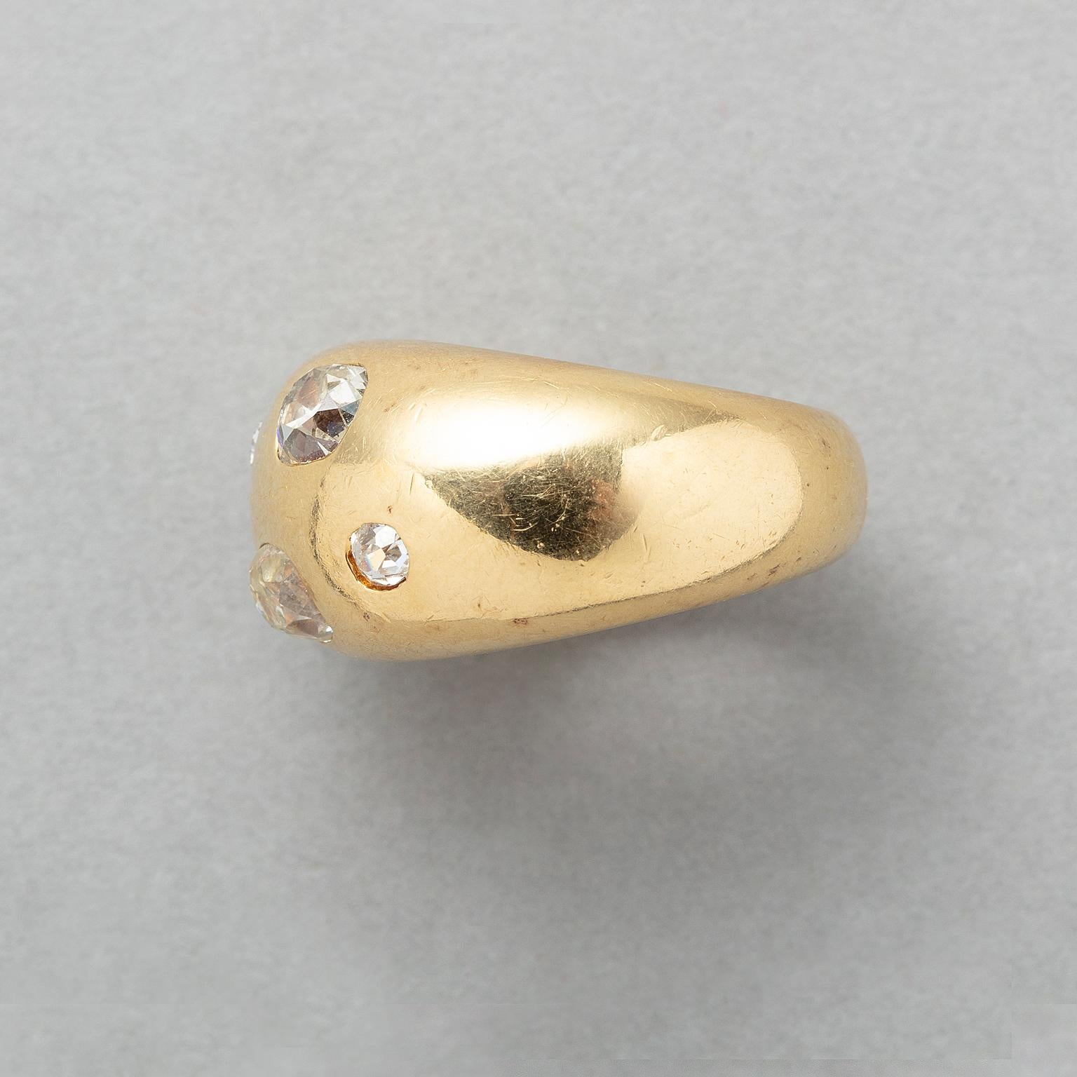 Taglio vecchia miniera Un anello Bombé in oro 18k con diamanti taglio antico in vendita