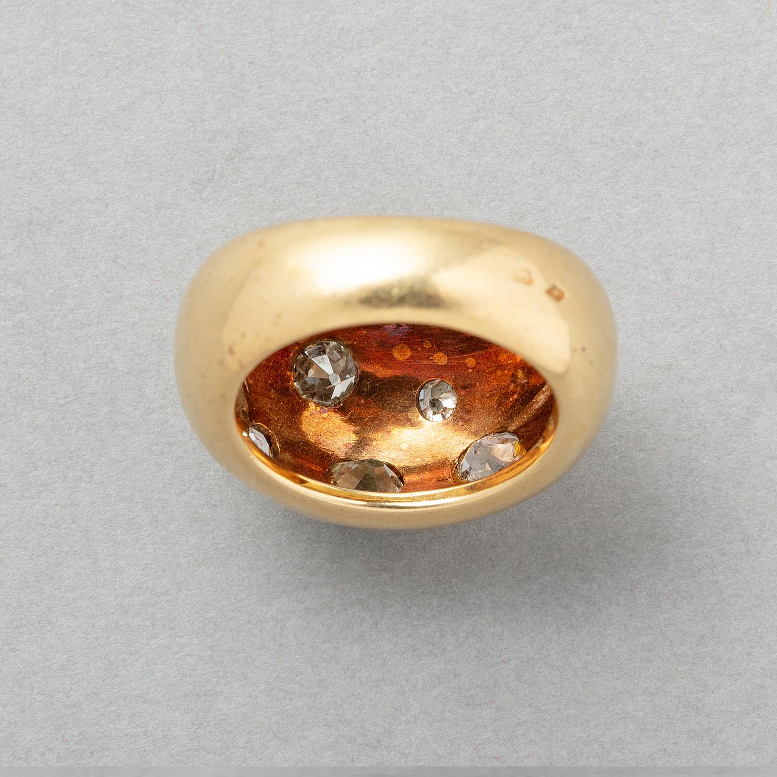 Uomo Un anello Bombé in oro 18k con diamanti taglio antico in vendita