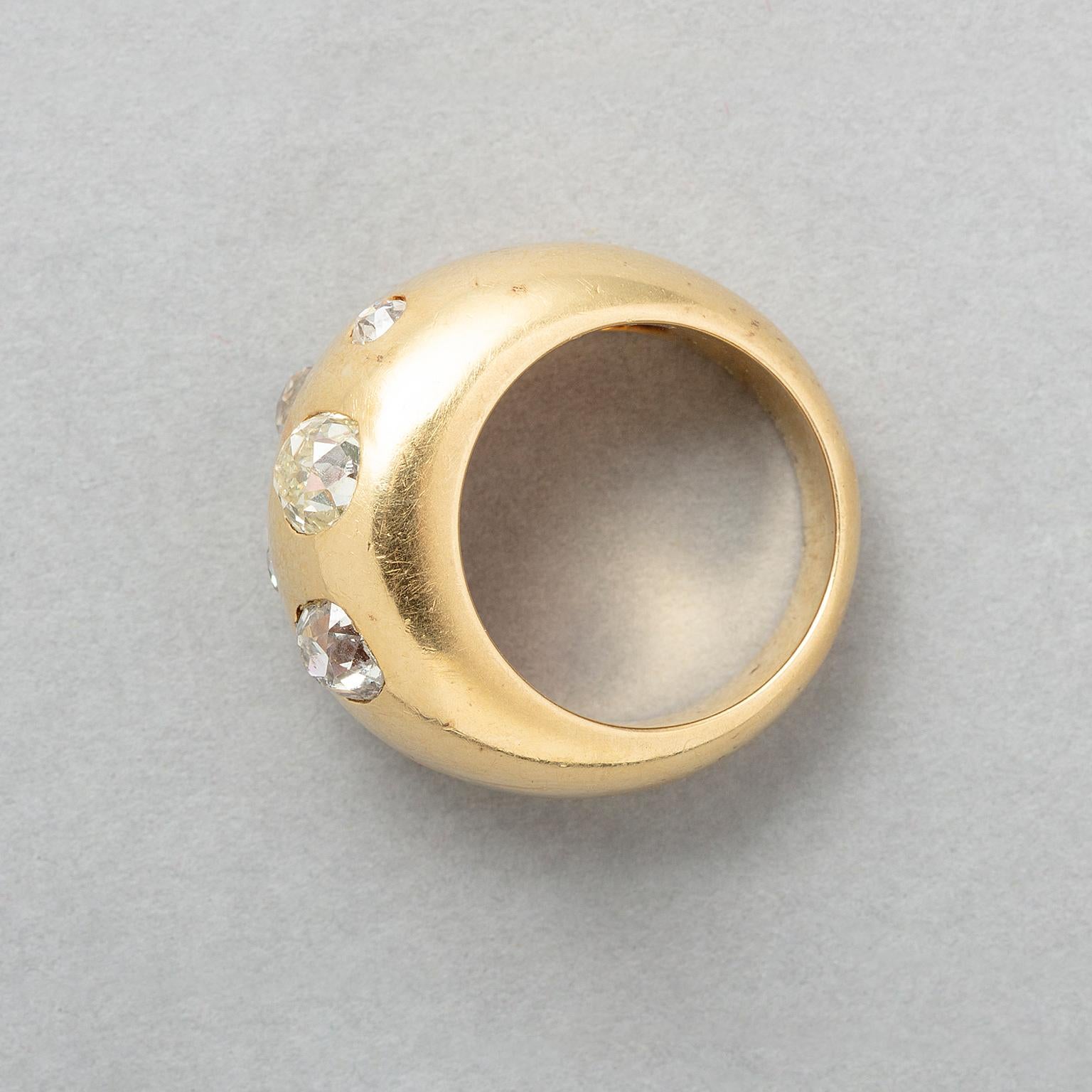 Un anello Bombé in oro 18k con diamanti taglio antico in vendita 1