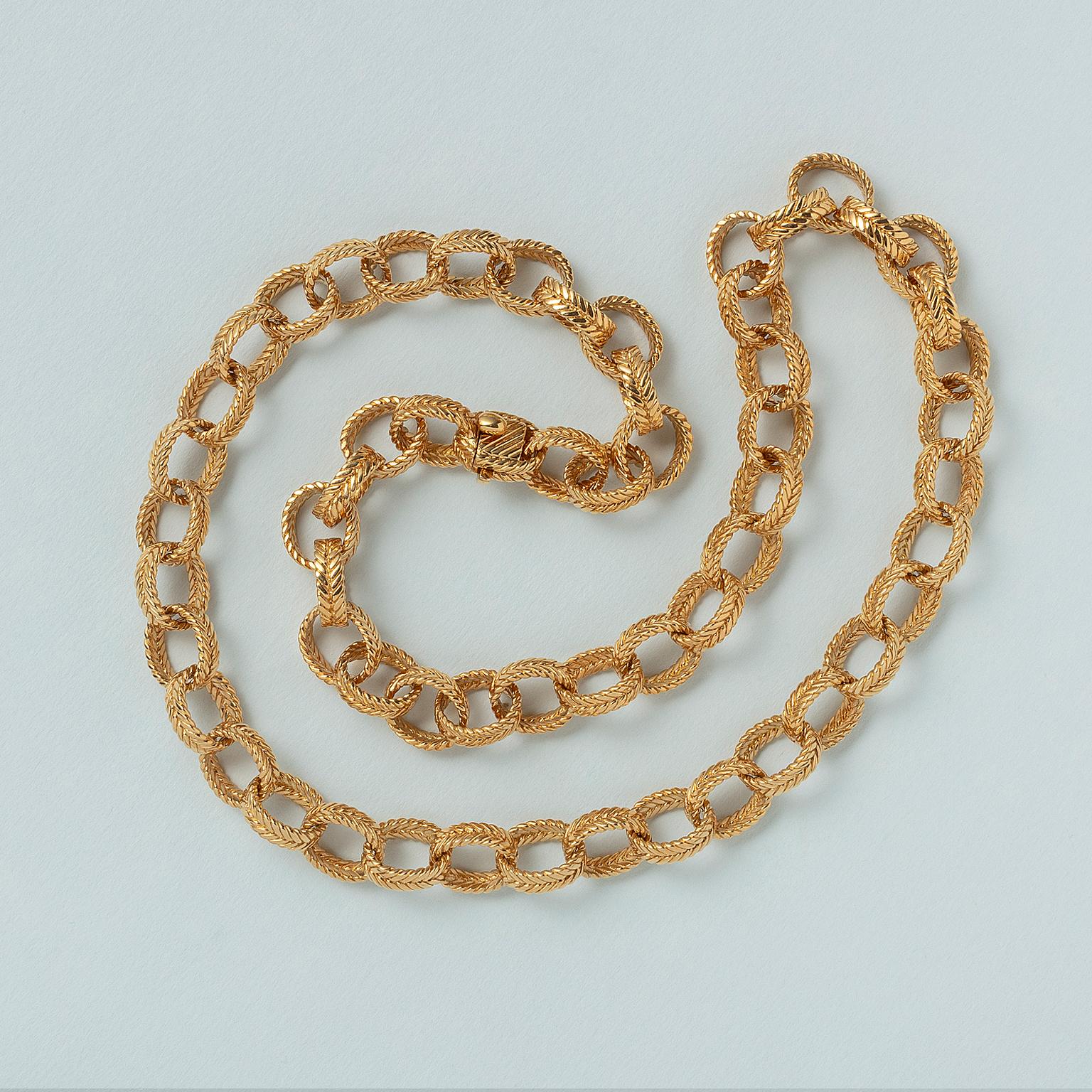 An 18k gold necklace of braided round links signed and numbered: Boucheron, B 3383140, the French assay mark for 18k gold and a French master's mark.

weight: 151.47 g
length: 60 cm
dimensions links: 1.3 x 1.1 cm