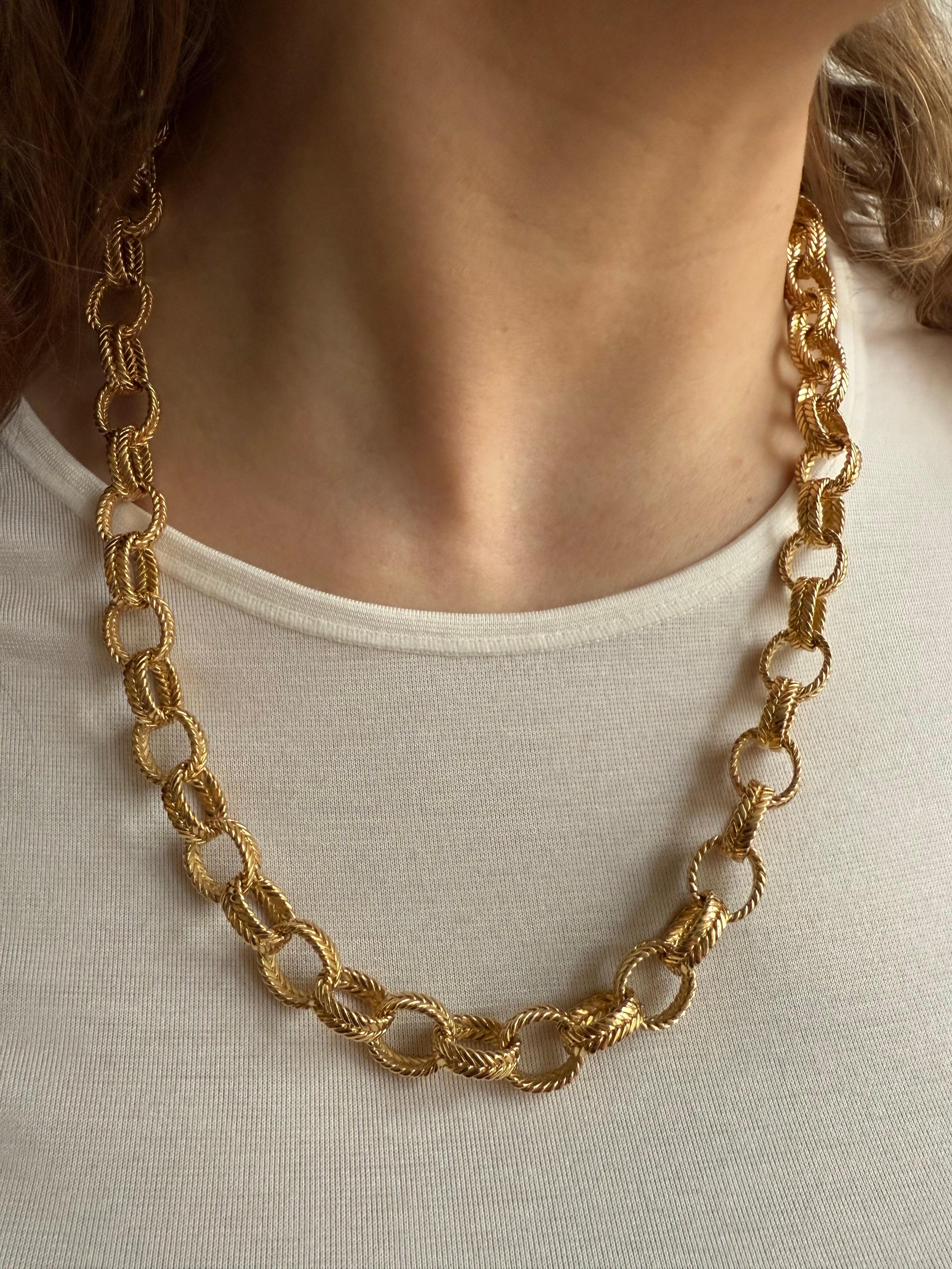 Una collana francese in oro 18 ct. a maglie rotonde intrecciate firmata e numerata: Boucheron, B338, con marchi di controllo francesi per  Oro 18 carati e marchio del maestro francese.
peso: 151,47 g
lunghezza: 60 cm 