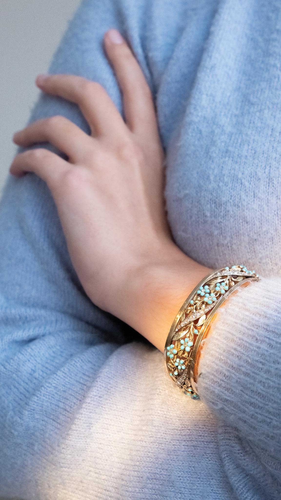 An 18k gold bracelet with turquoise and diamond For Sale 4
