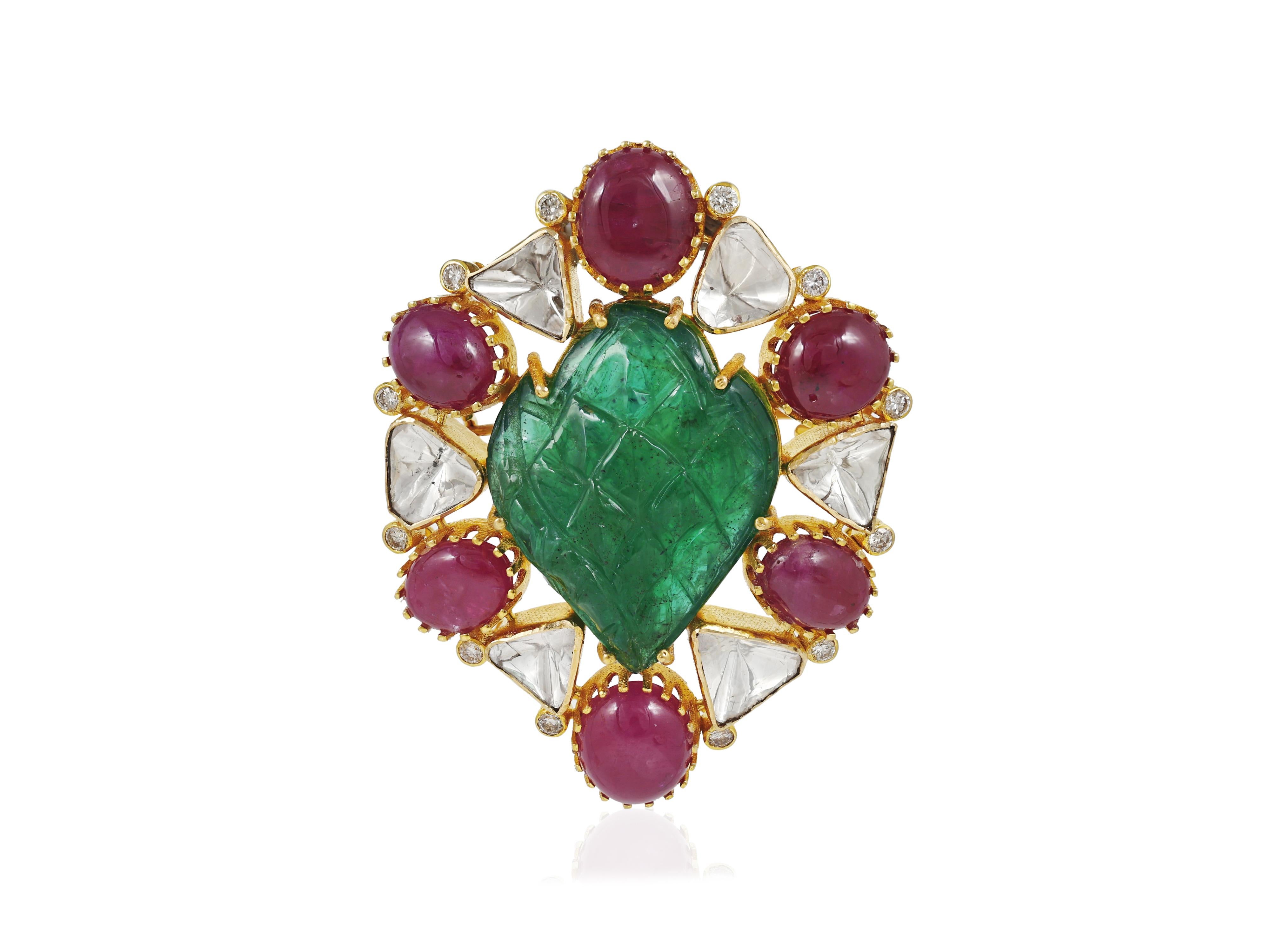 Non taillé Une broche en or 18 carats sertie d'une émeraude de Zambie, de rubis et de diamants en vente