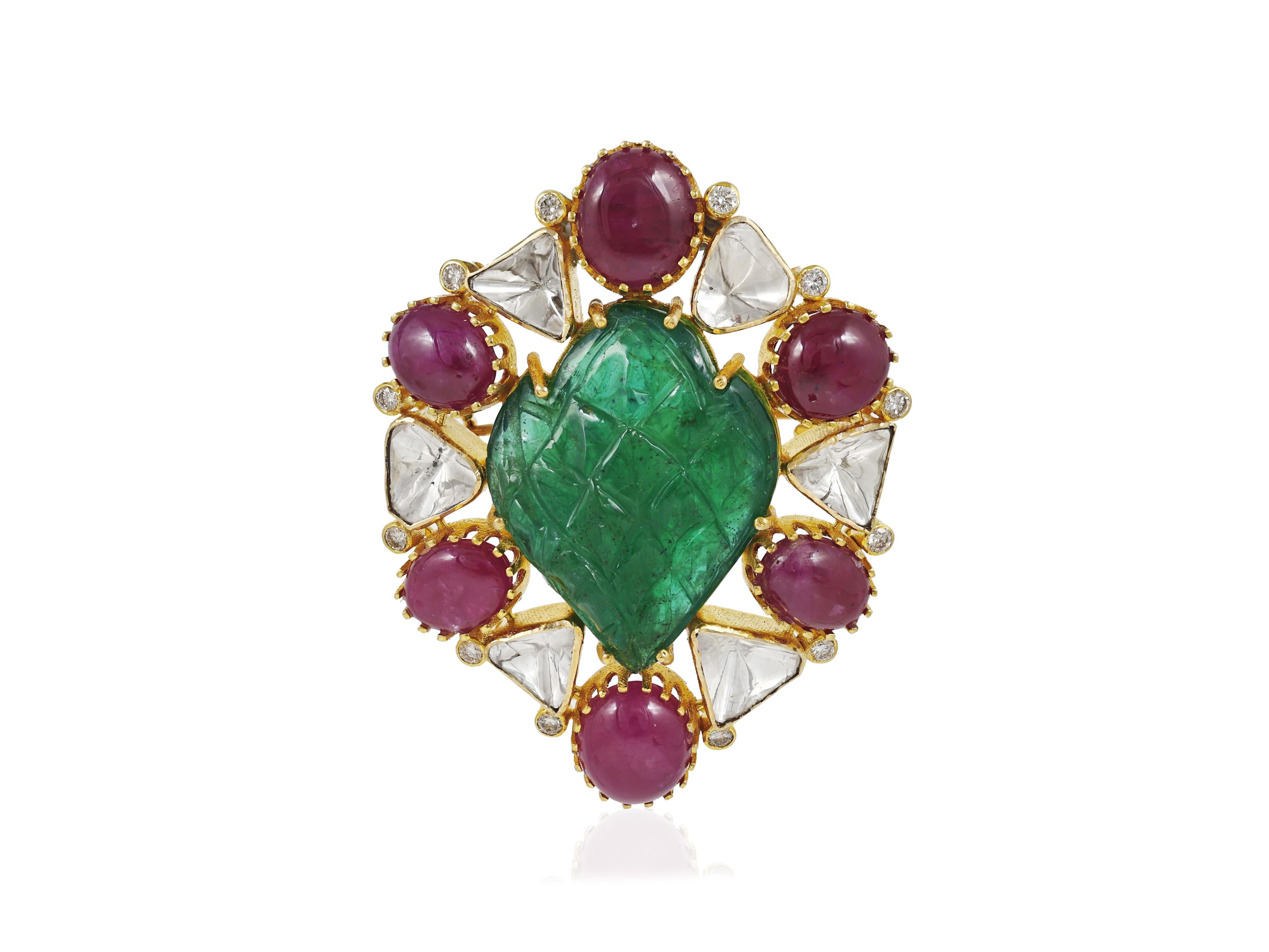 Une broche en or 18 carats sertie d'une émeraude de Zambie, de rubis et de diamants en vente 2