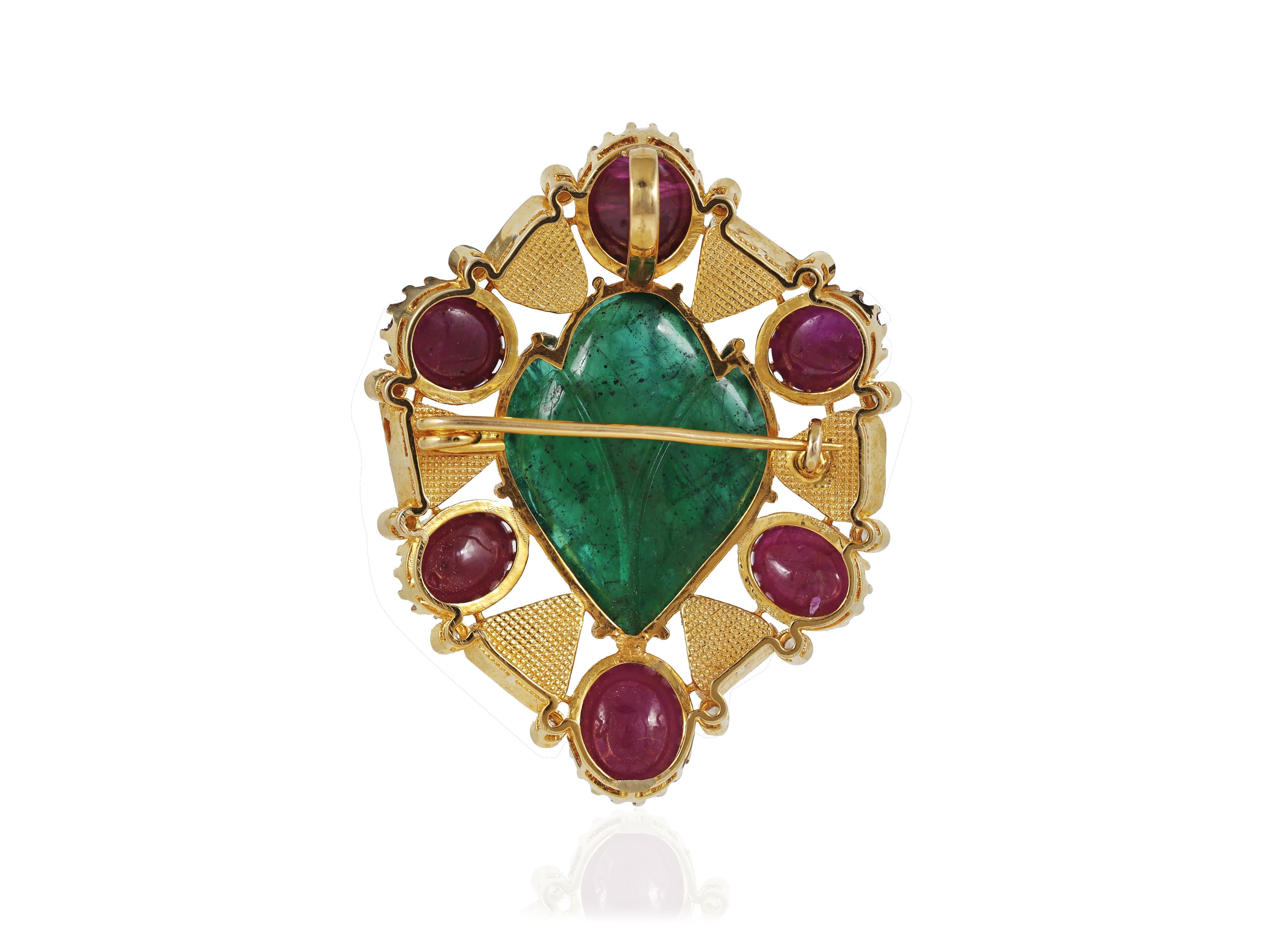 Une broche en or 18 carats sertie d'une émeraude de Zambie, de rubis et de diamants en vente 3