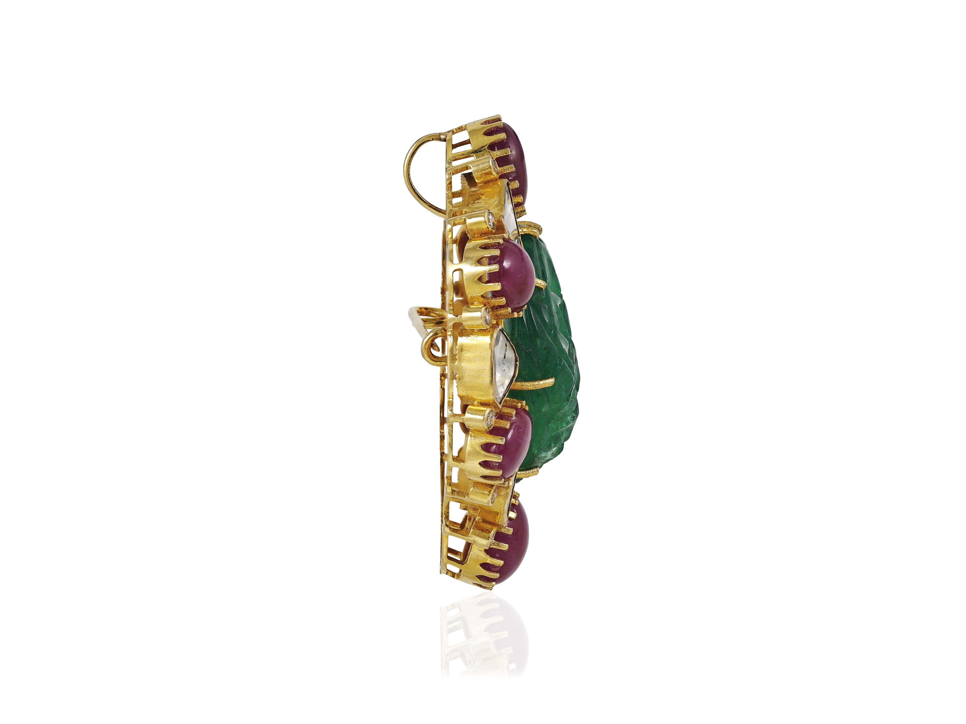 Une broche en or 18 carats sertie d'une émeraude de Zambie, de rubis et de diamants en vente 4