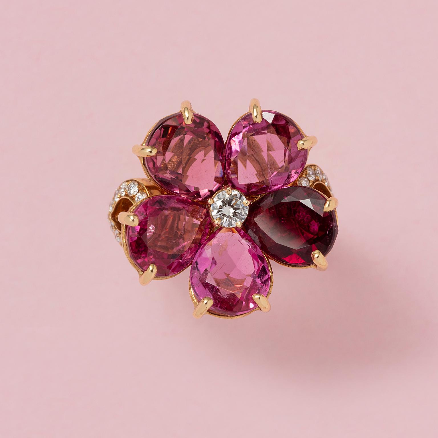 Anello a fiore in oro 18 carati con 5 tormaline rosa e rosse taglio pera (circa 8,5 carati) e nel cuore del fiore un diamante taglio brillante, mentre nel gambo una decorazione a forma di foglia con diamanti incastonati (25 diamanti circa). 0,5 ct.
