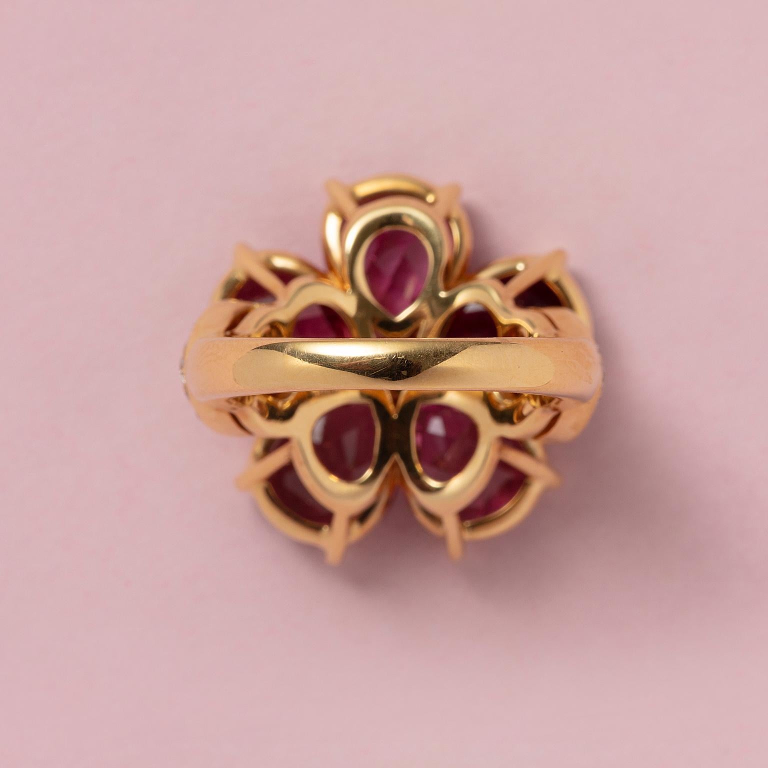 Taglio brillante Anello Bulgari a fiore in oro 18k con tormalina e diamante in vendita