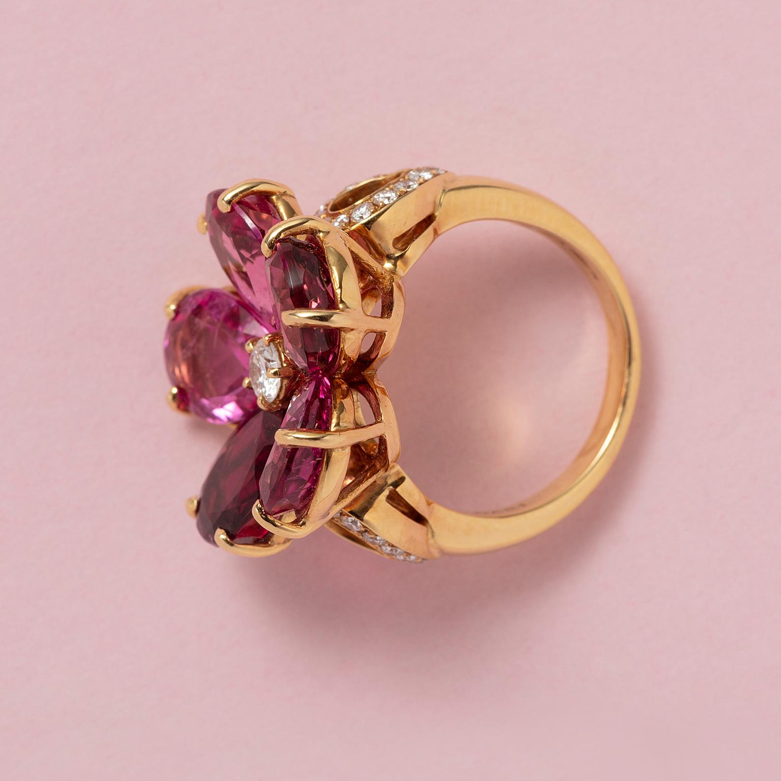 da uomo o donna Anello Bulgari a fiore in oro 18k con tormalina e diamante in vendita