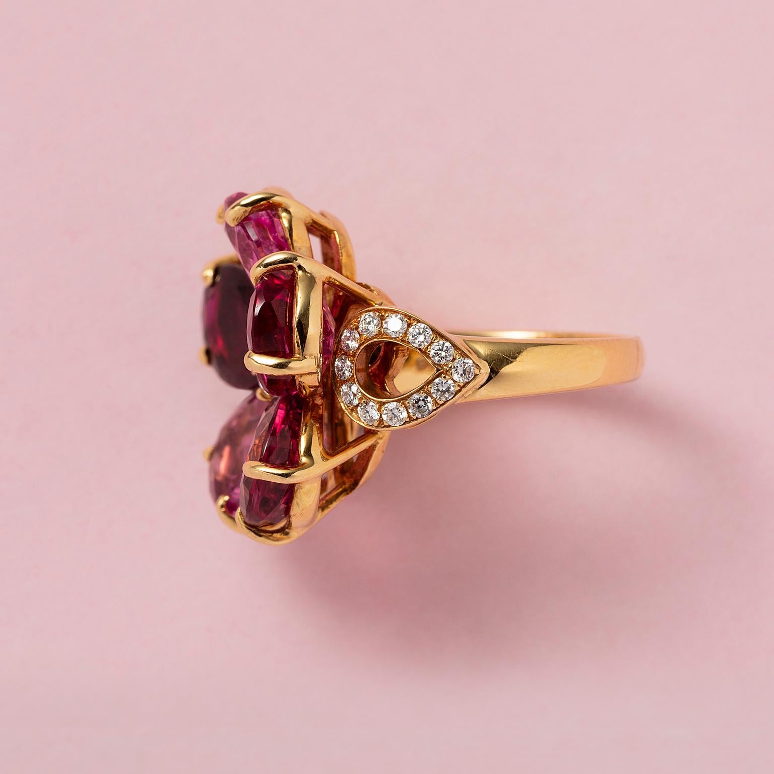 Anello Bulgari a fiore in oro 18k con tormalina e diamante in vendita 1