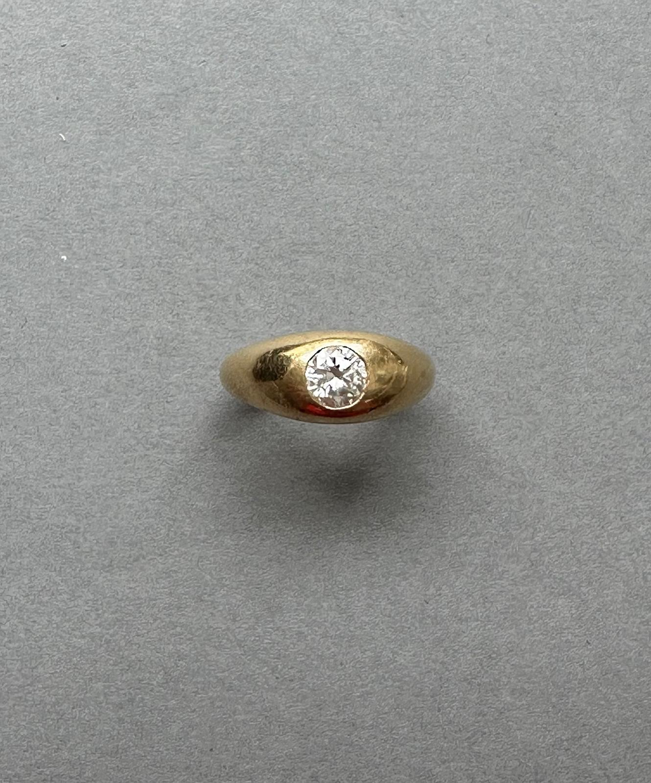 An 18 carat yellow gold flush set ring with a brilliant cut (app. 0.85 carat, G-H, Vvs). Signed and numbered: Cartier Paris 34908. 

weight: 12.4 g
size: 18.25 mm / 8 US
width: 3 - 9.5 mm