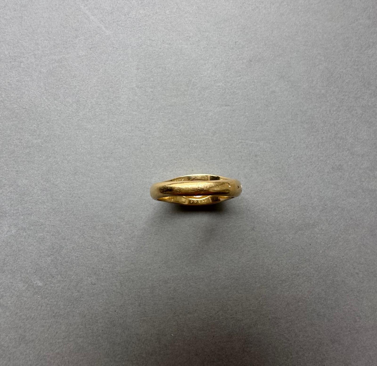 An 18k Gold Cartier Ring with a Flush set Solitair Diamond In Good Condition For Sale In Amsterdam, NL