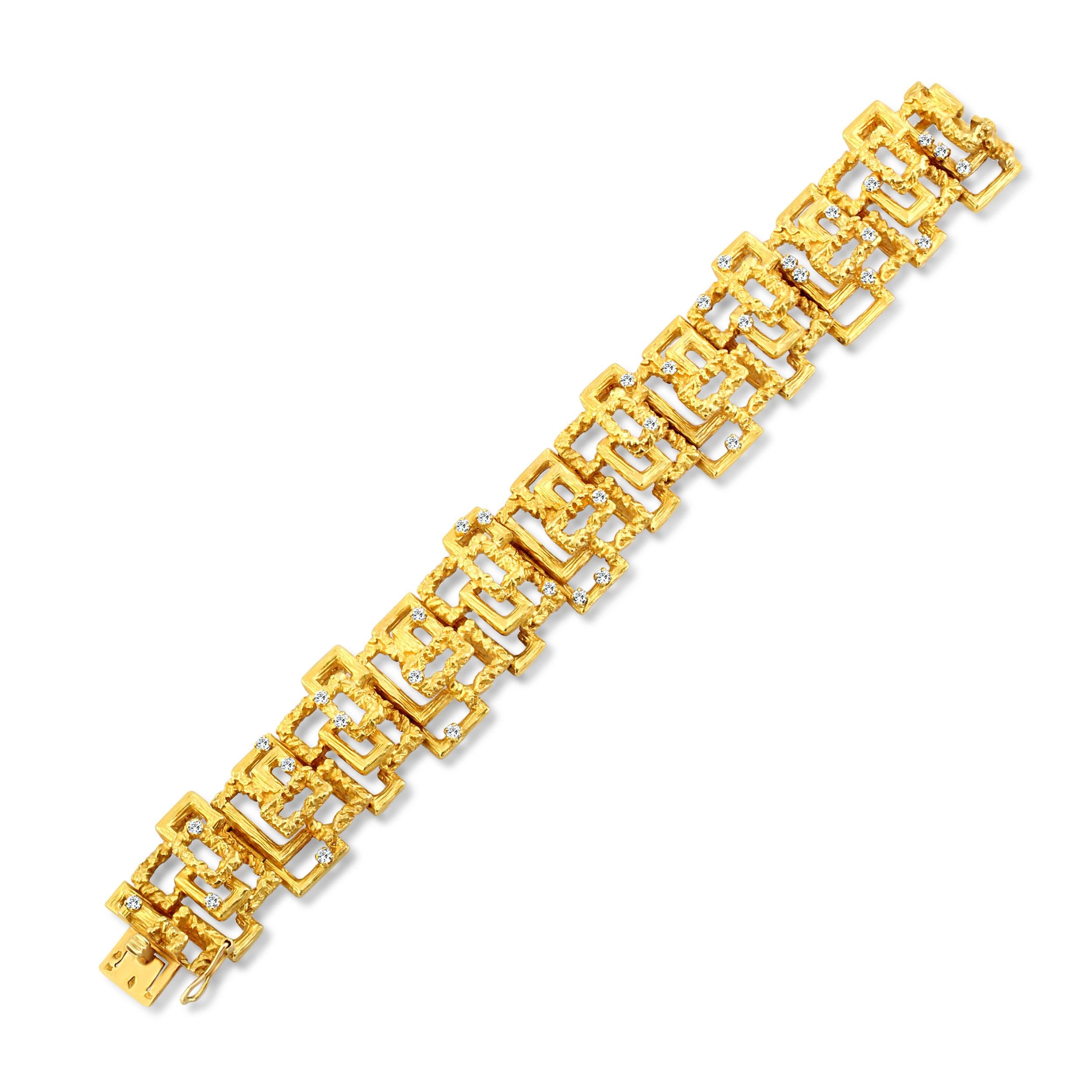 Une fine demi-parure composée d'un bracelet et d'une paire de boucles d'oreilles. Cette belle pièce vintage est fabriquée à partir de panneaux ajourés en or 18 carats, dans un design texturé imbriqué, serti de diamants taillés en cercle. Vers 1970.