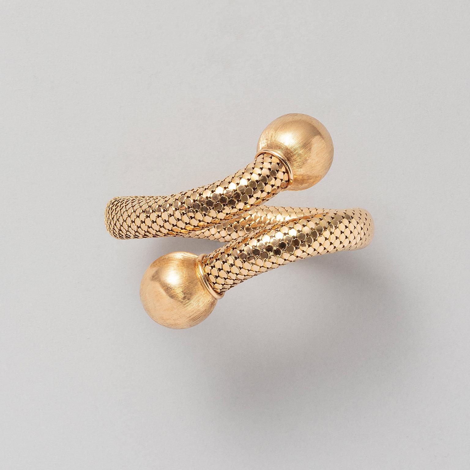 An 18 karat gold bracelet with two large satin spheres, master mark: Ricardo Massela, Italy circa 1960.

weight: 61.58 g
size: small to medium wrist