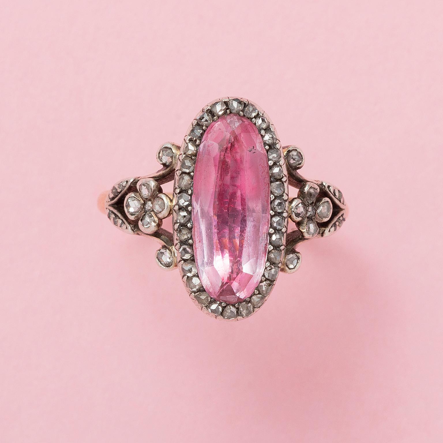 Anello in oro 18 carati con topazio rosa di taglio ovale in un'incastonatura chiusa con un bordo di diamanti taglio rosa e fiori con diamanti taglio rosa sul lato, marchio di controllo francese e marchio del maestro francese per Jules Cauvain,